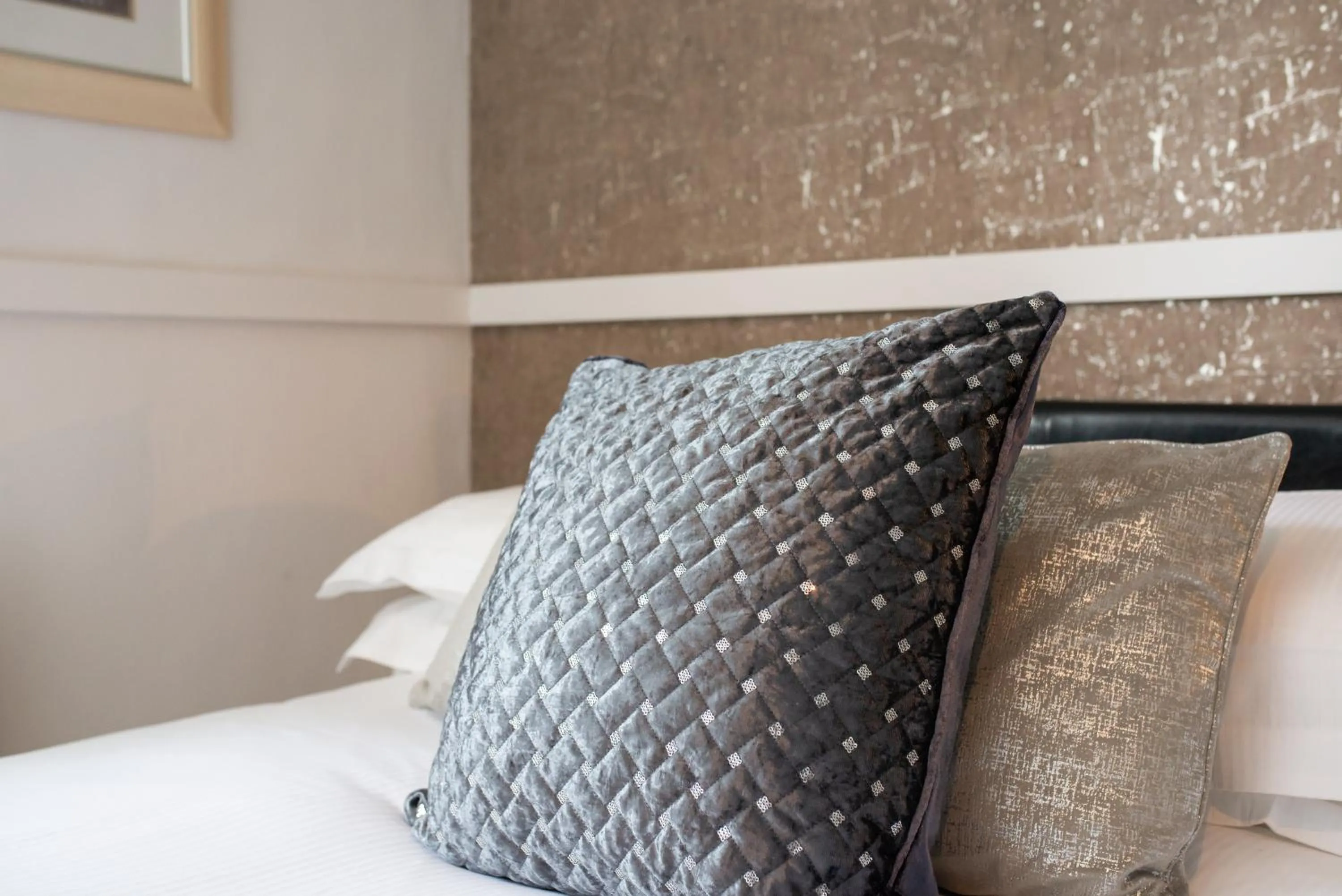 Bedroom, Bed in The Cheney Arms