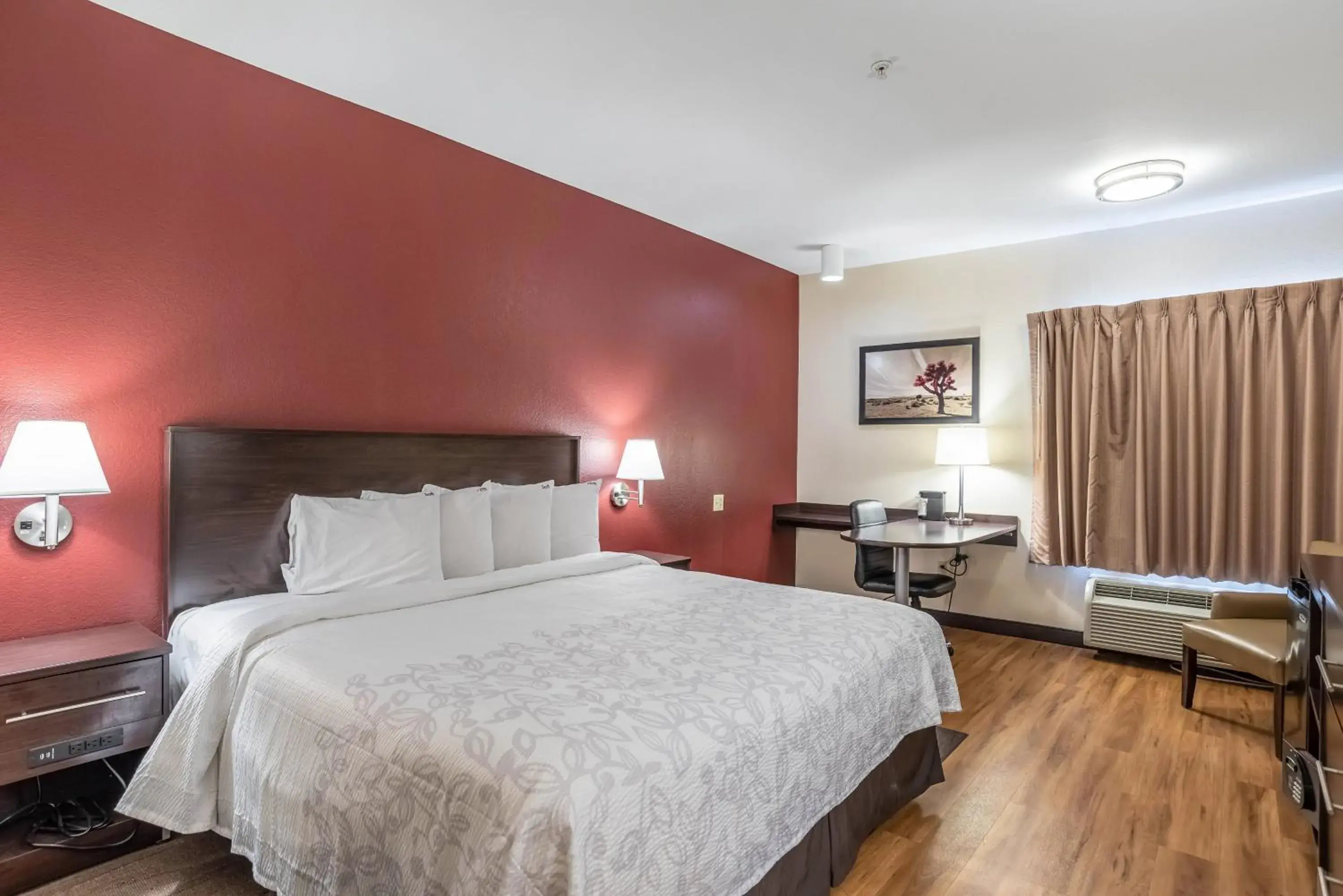 Superior King Room Smoke Free - single occupancy in Red Roof Inn PLUS+ Austin South Superior King Room Smoke Free - single occupancy in Red Roof Inn PLUS+ Austin South