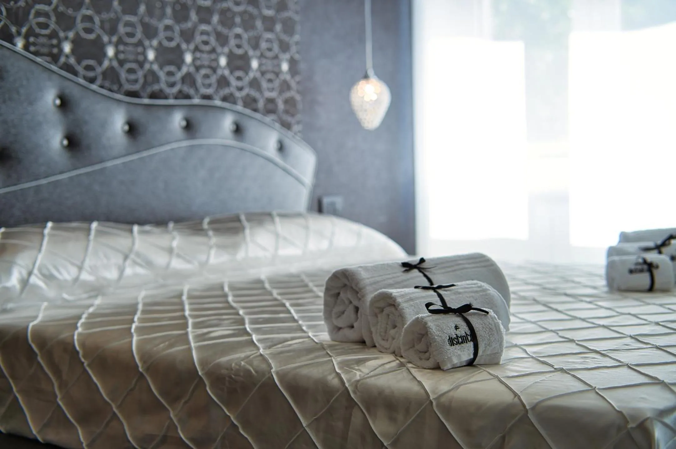Bed in DISTINTO SUITE & ROOMS
