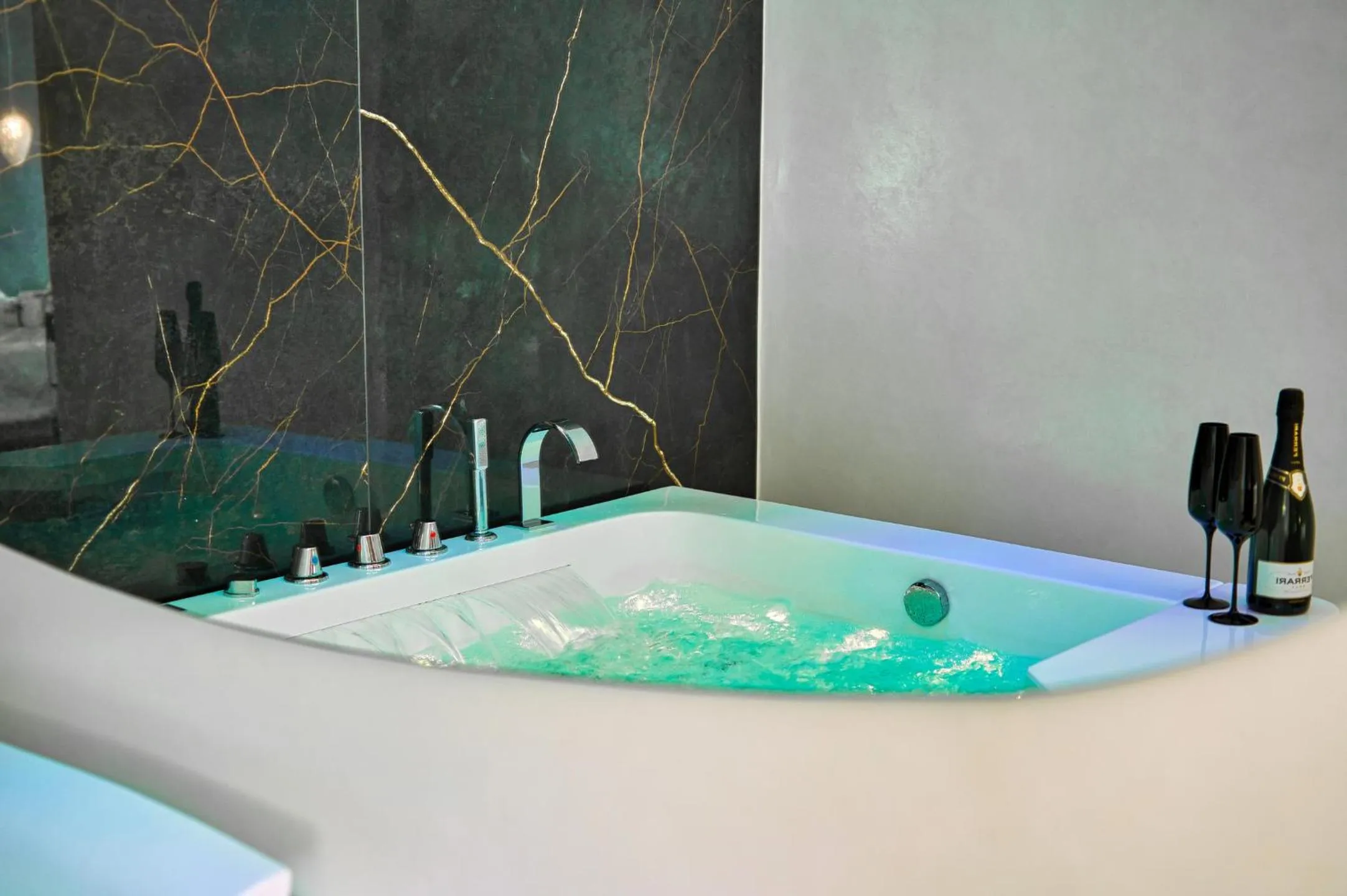 Steam room in DISTINTO SUITE & ROOMS