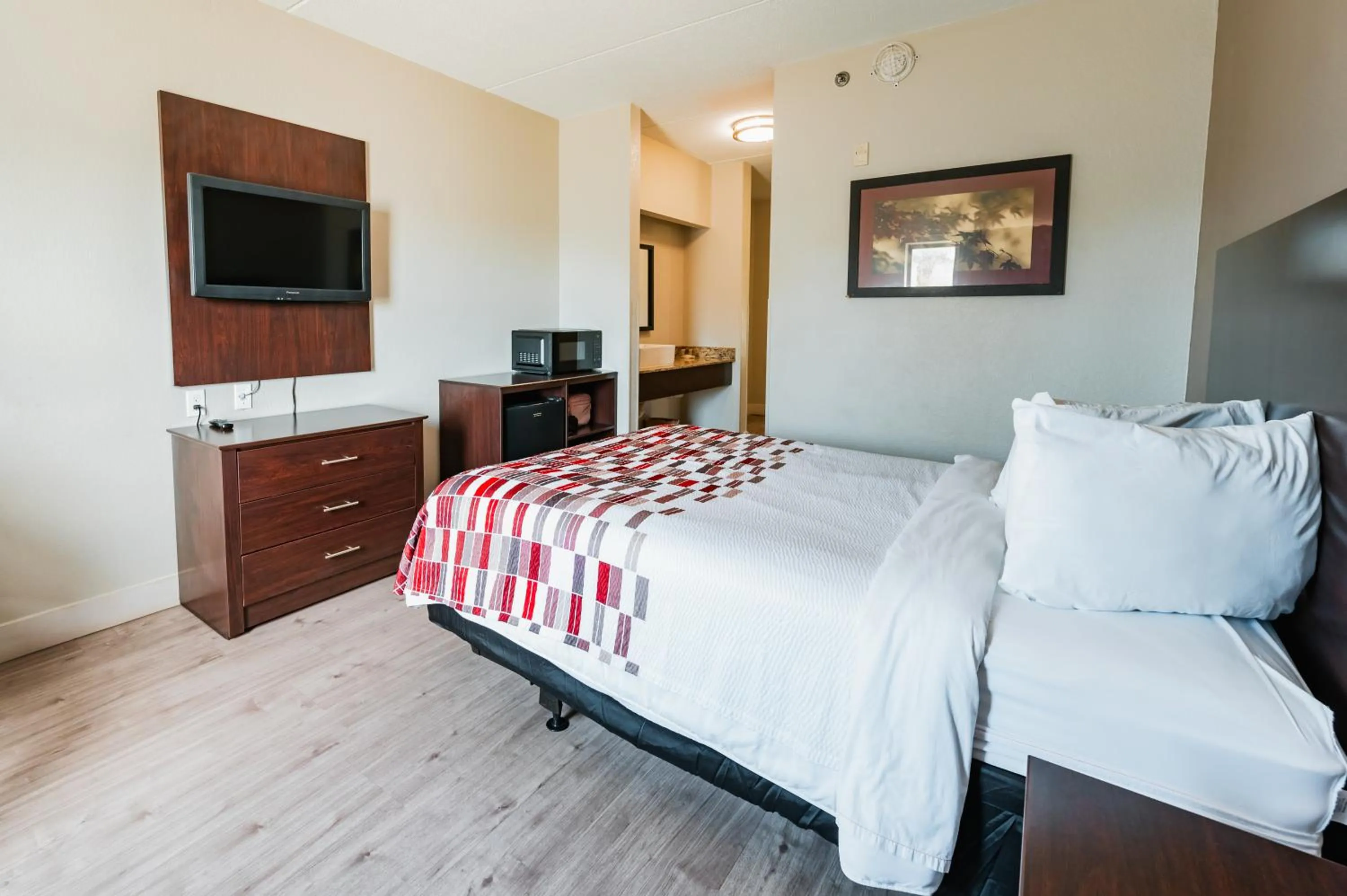 Photo of the whole room, Bed in Red Roof Inn San Antonio - Seaworld Northwest