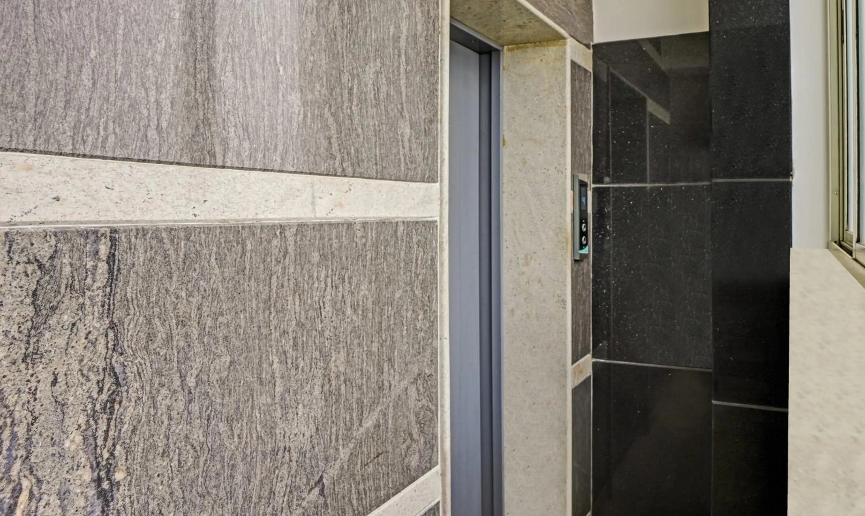 elevator in Itsy Hotels Purple Suites