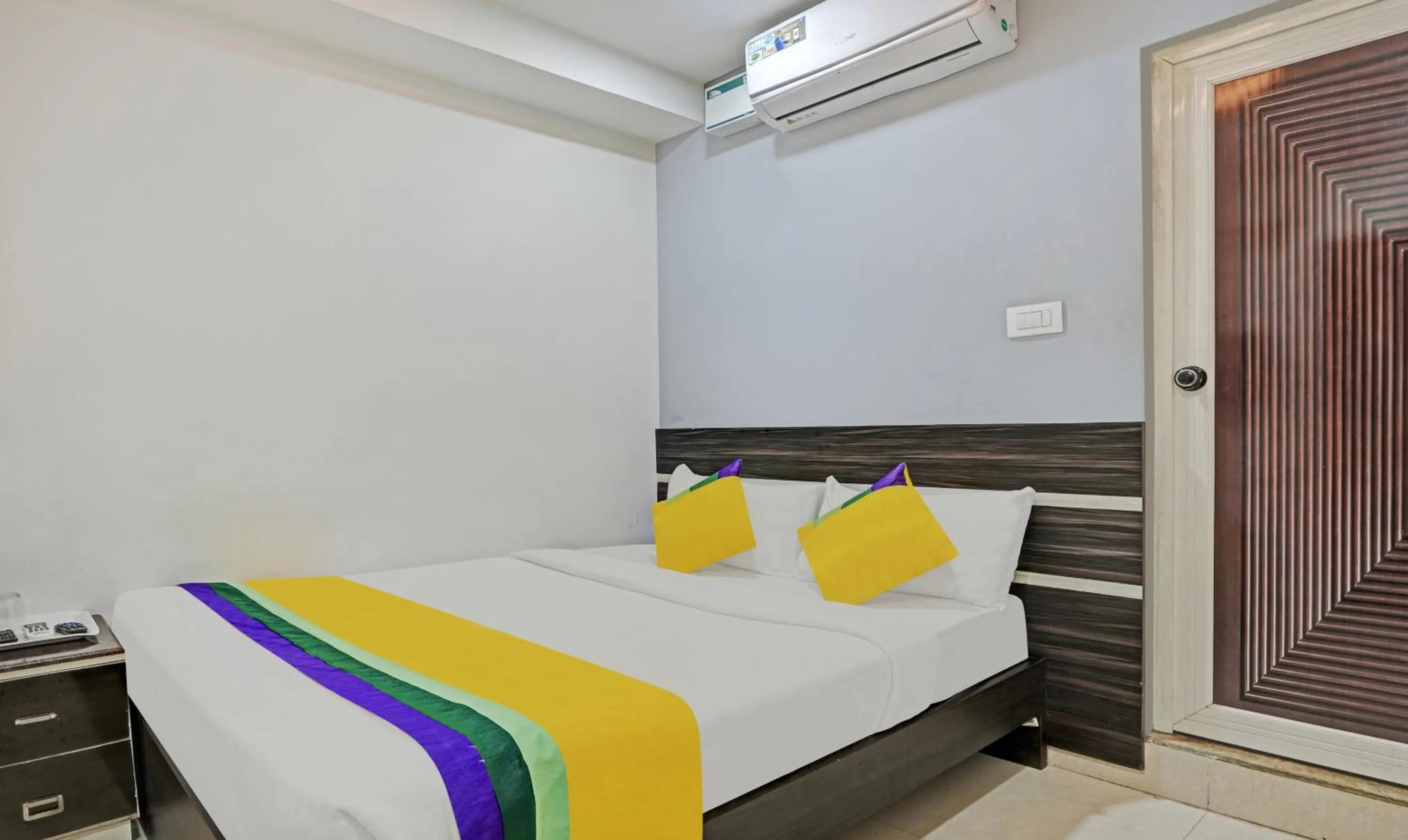 Bedroom, Bed in Itsy Hotels Purple Suites