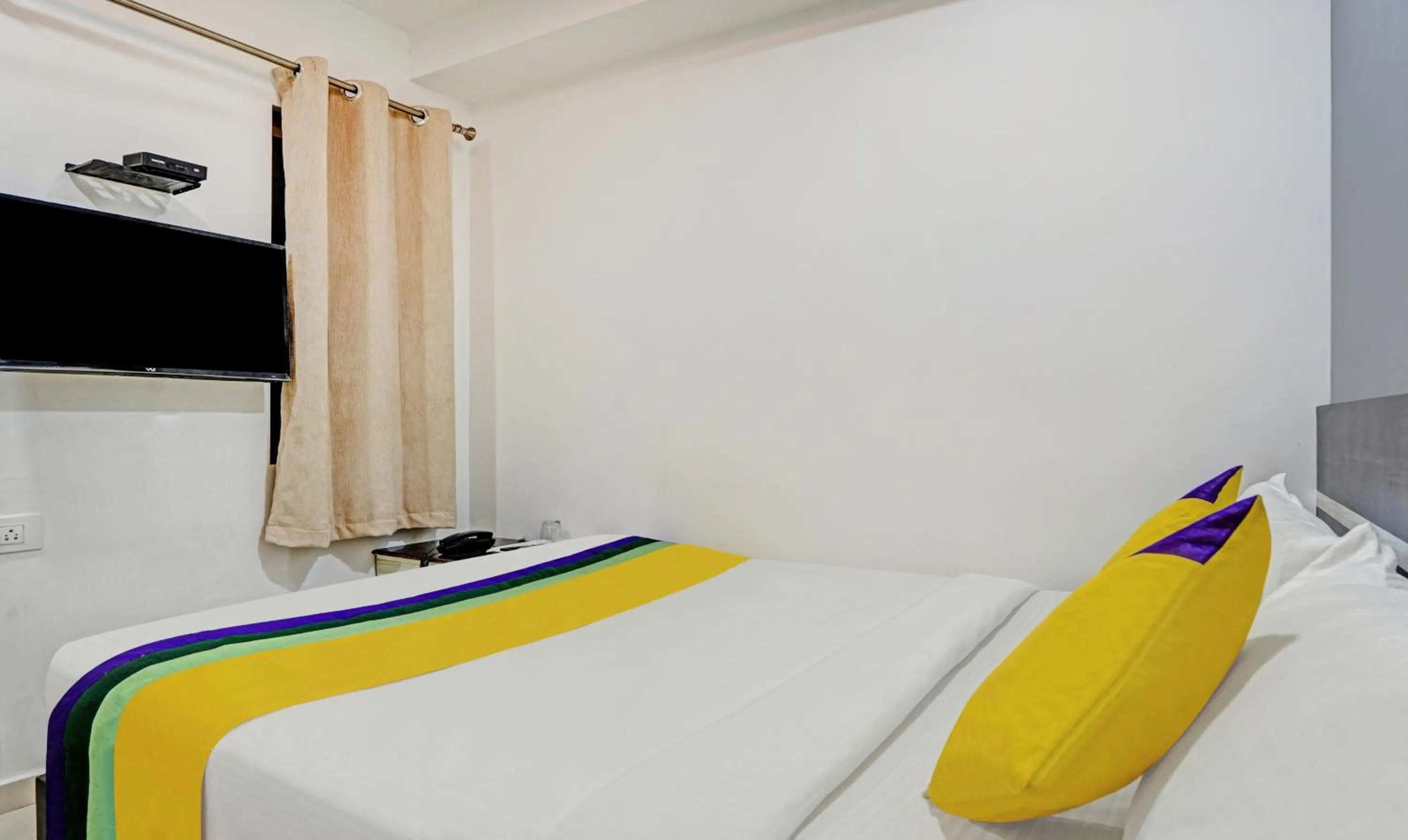 Bedroom, Bed in Itsy Hotels Purple Suites