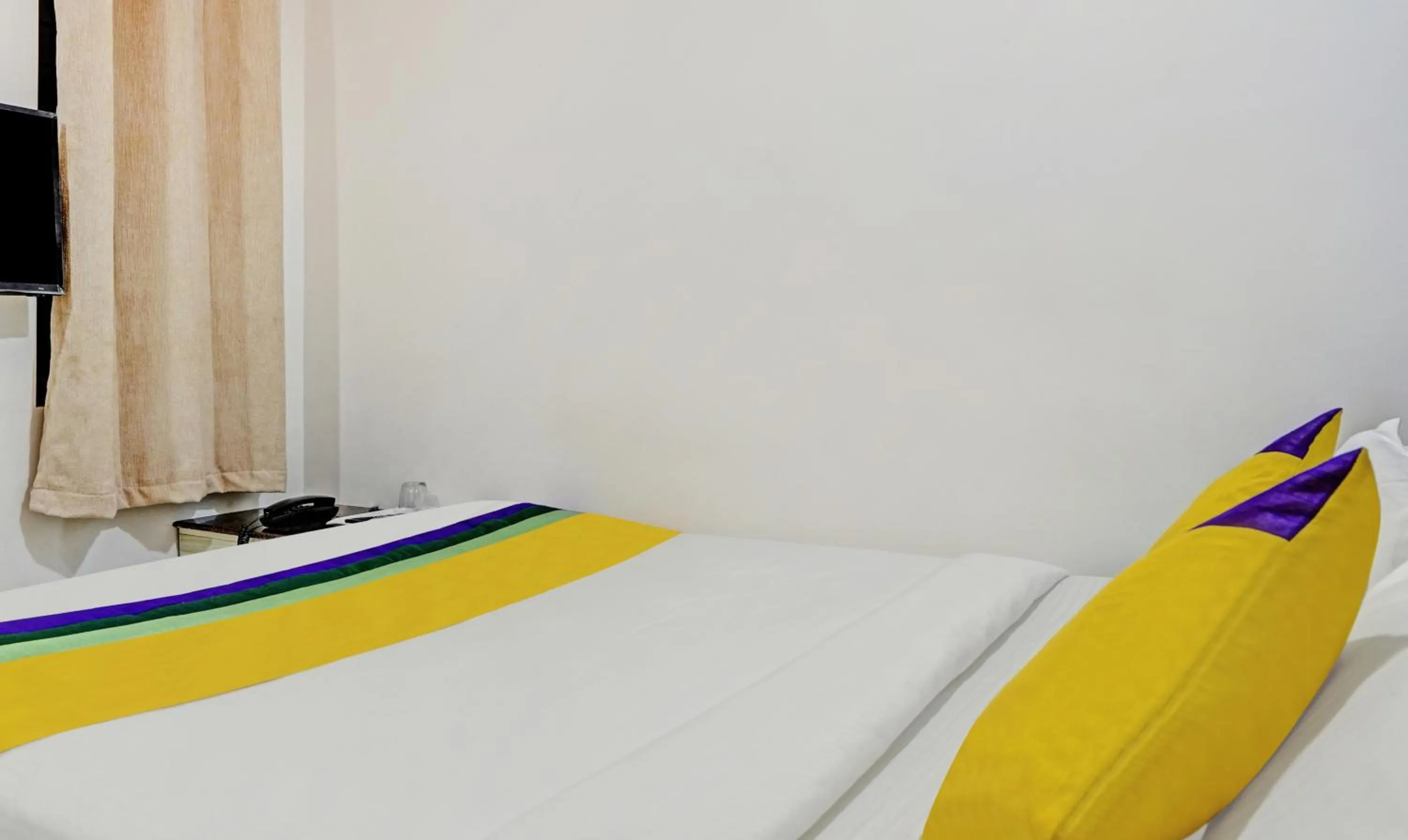 Bedroom, Bed in Itsy Hotels Purple Suites