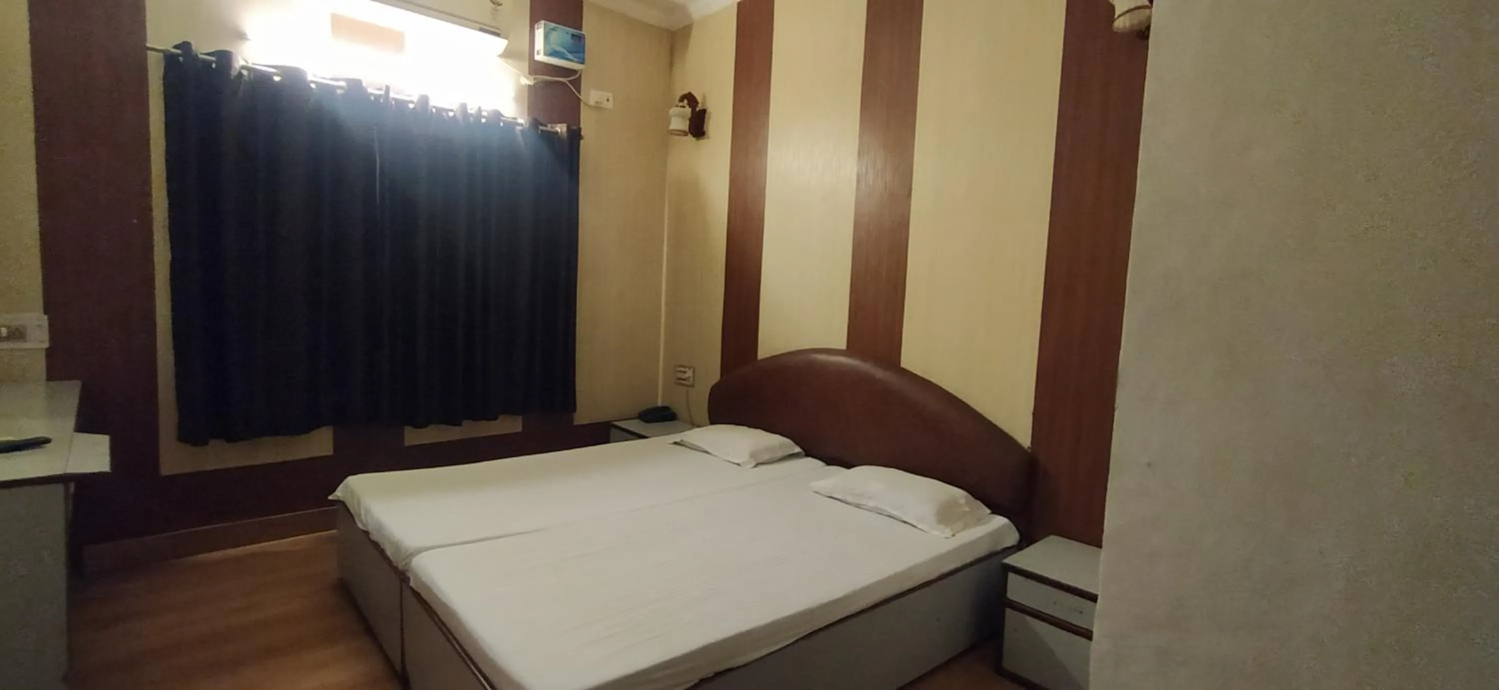 Bed in Hotel Samrat