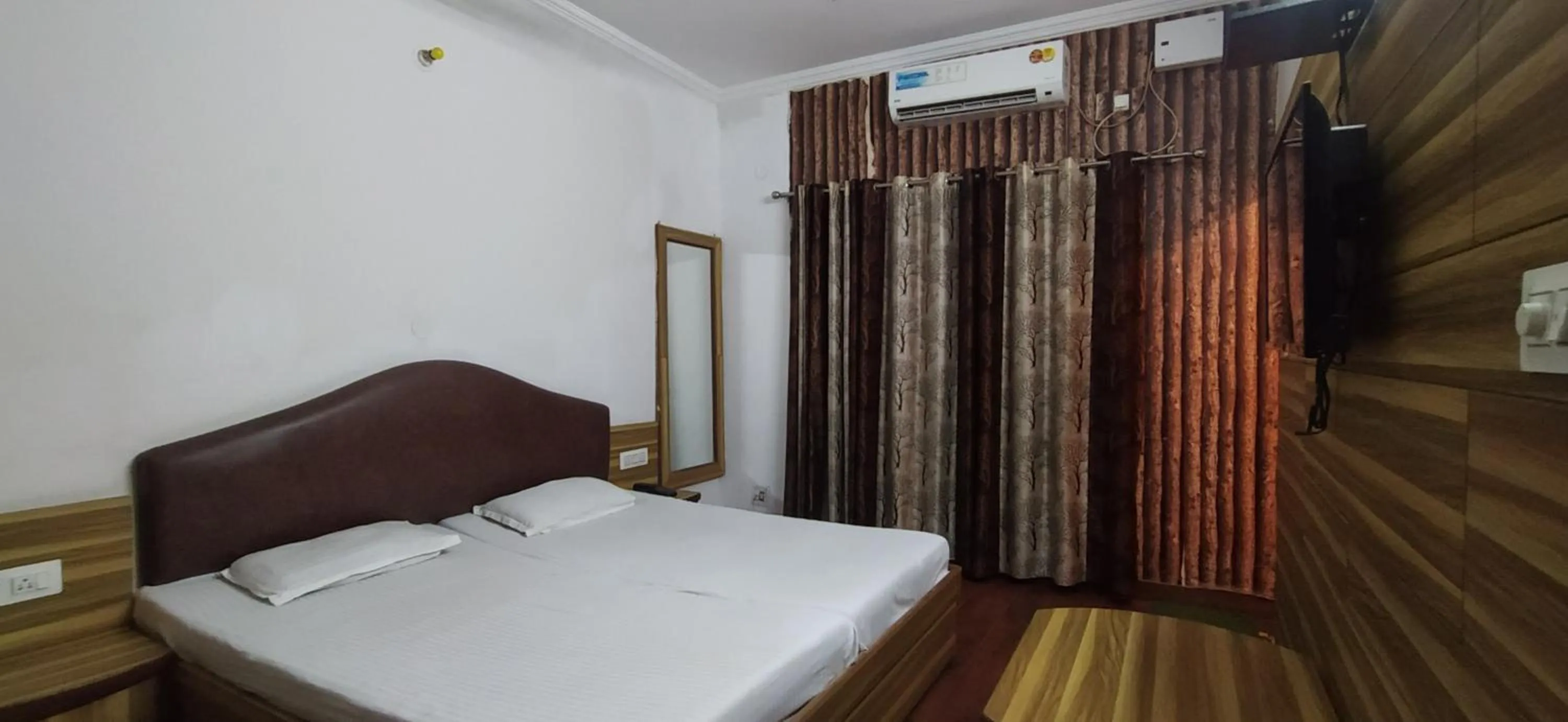 Bedroom, Bed in Hotel Samrat