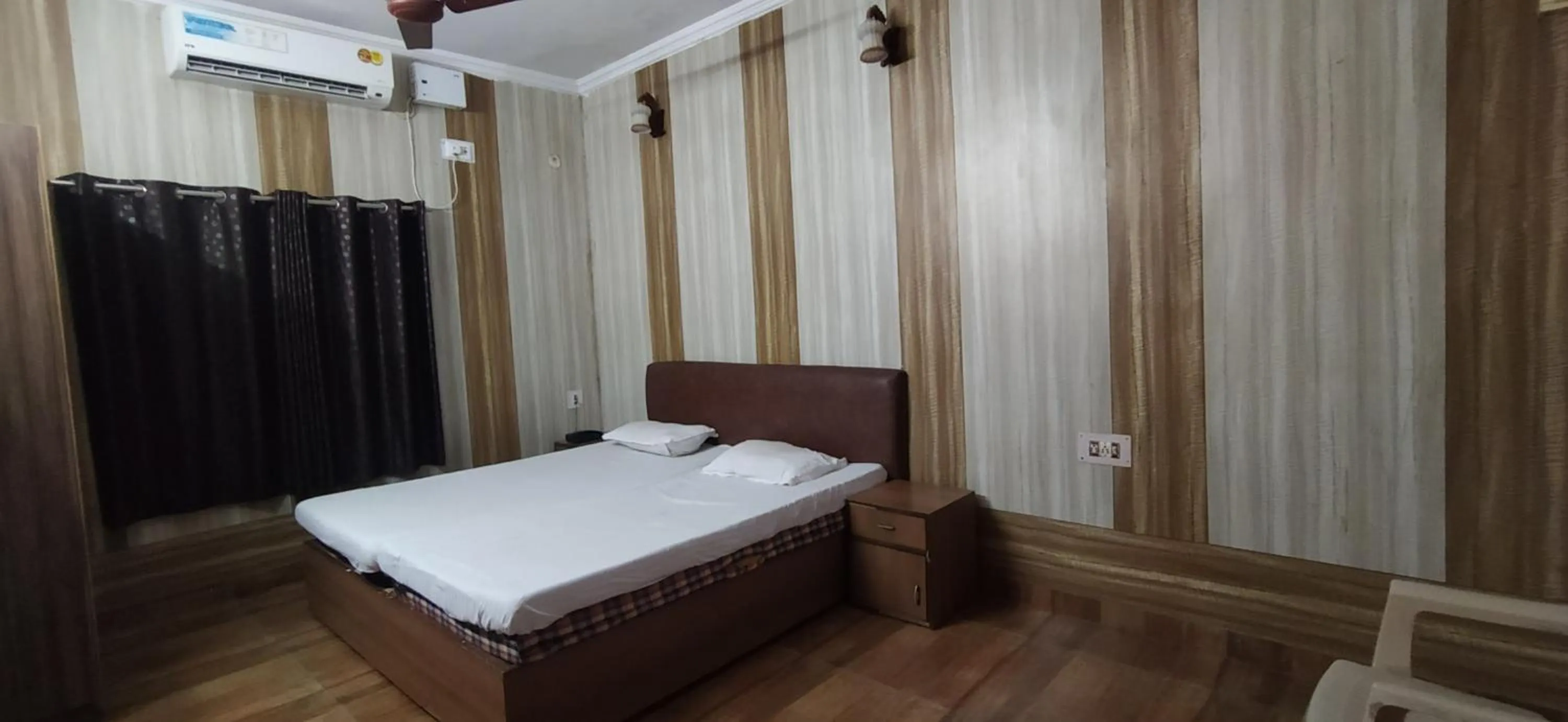 Bedroom, Bed in Hotel Samrat