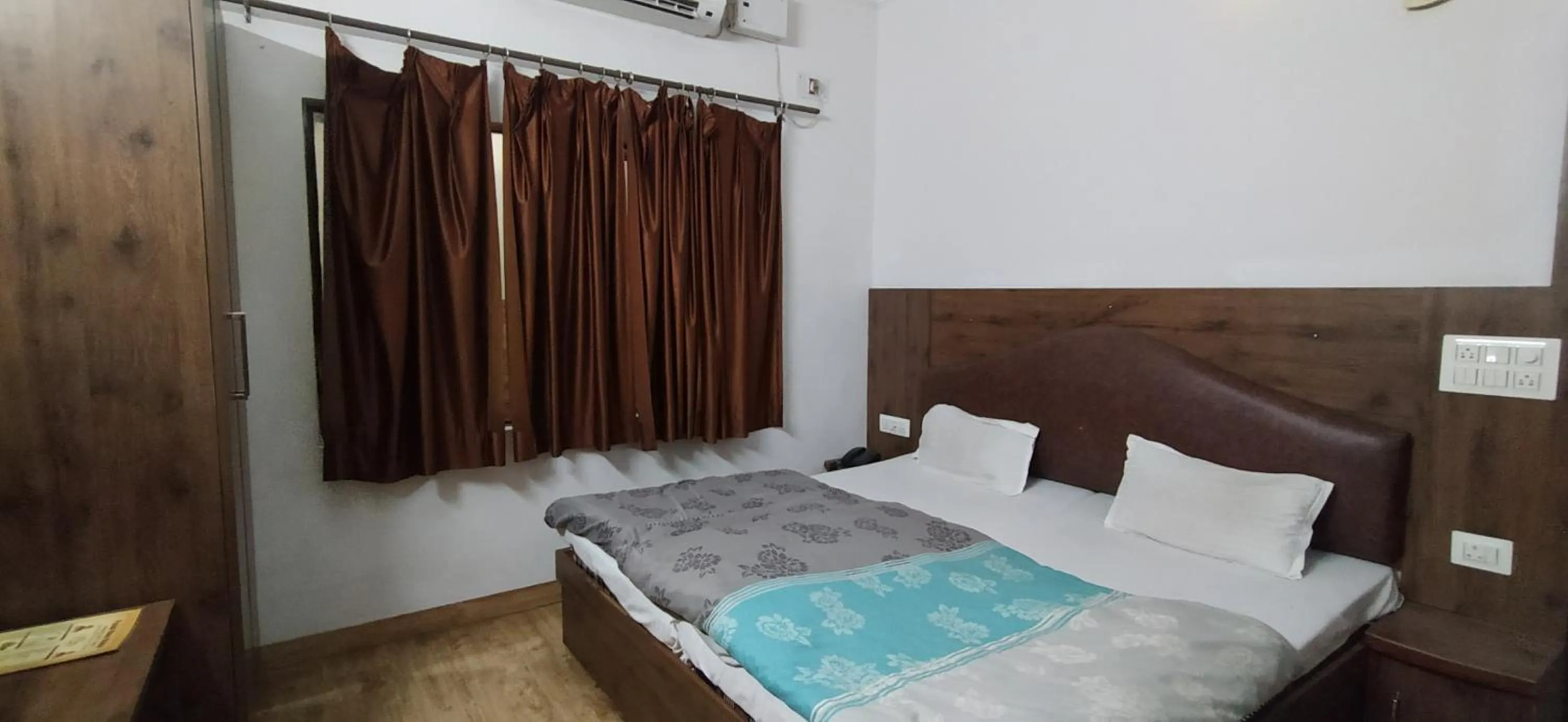 View (from property/room), Bed in Hotel Samrat