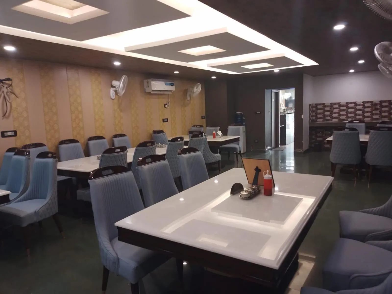 Restaurant/places to eat in MK Hotel and Restaurant