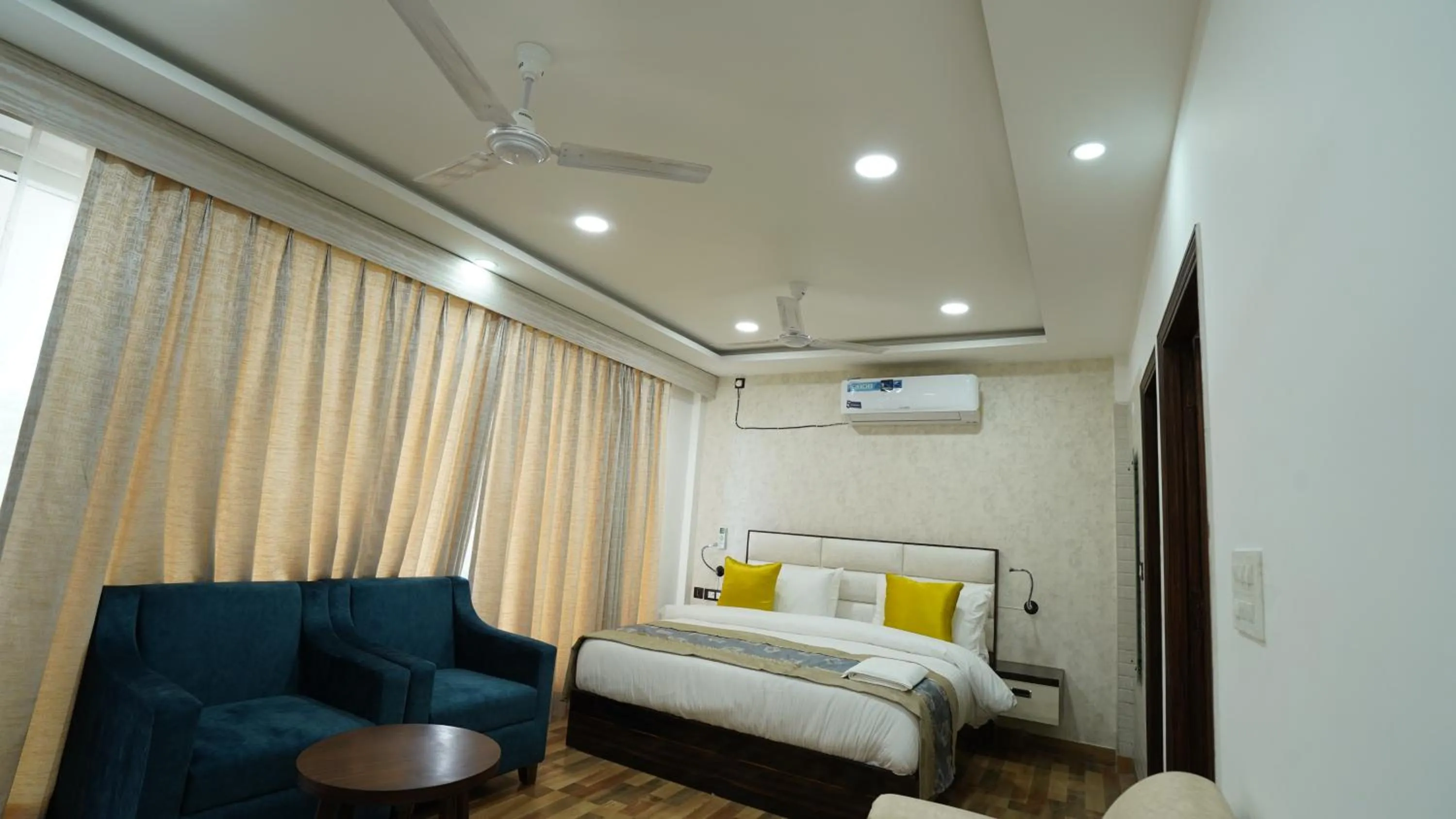 Bedroom, Bed in MK Hotel and Restaurant