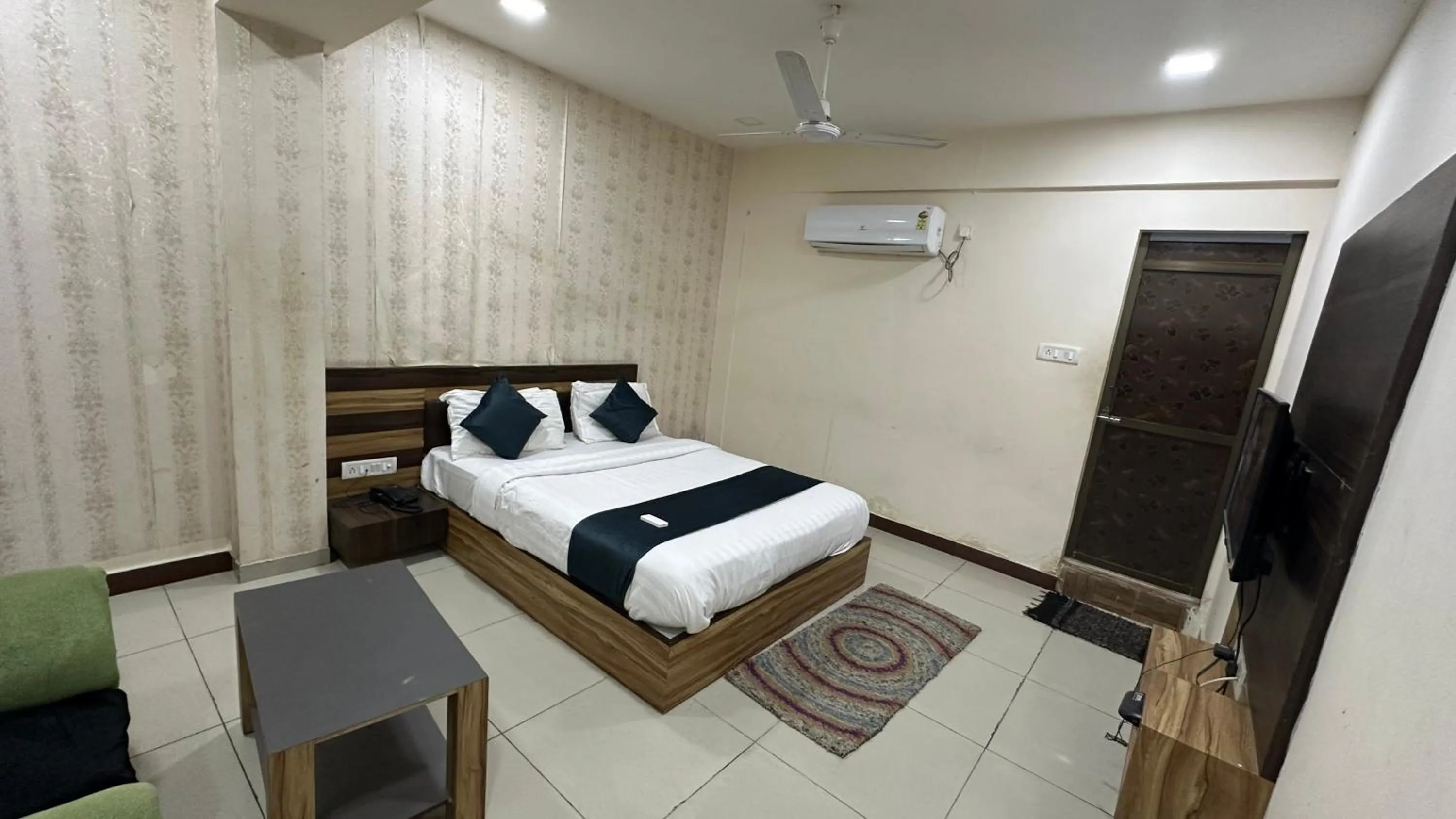 Bedroom, Bed in Hotel New Shiv Kunj