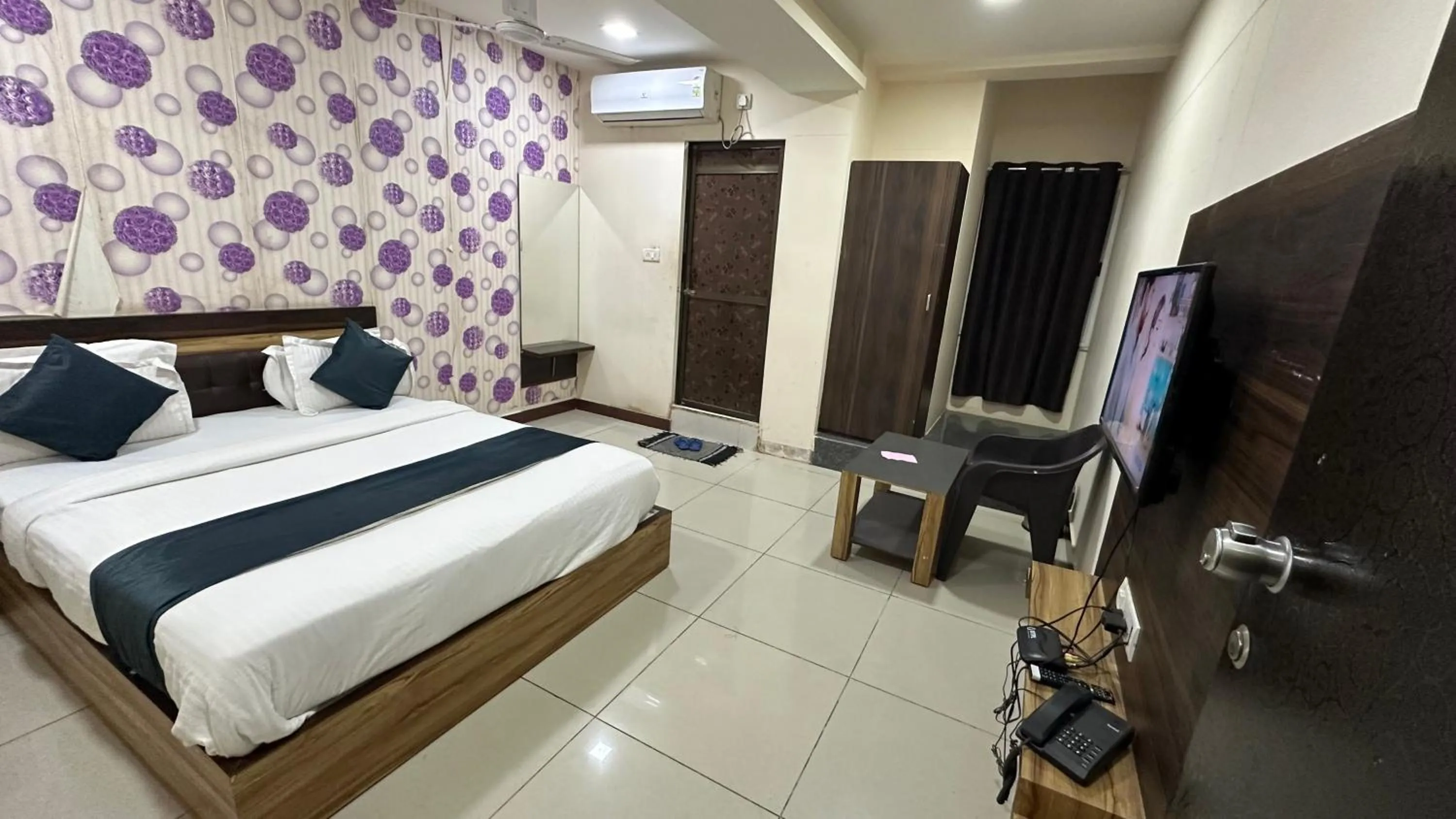 Communal lounge/ TV room, Bed in Hotel New Shiv Kunj