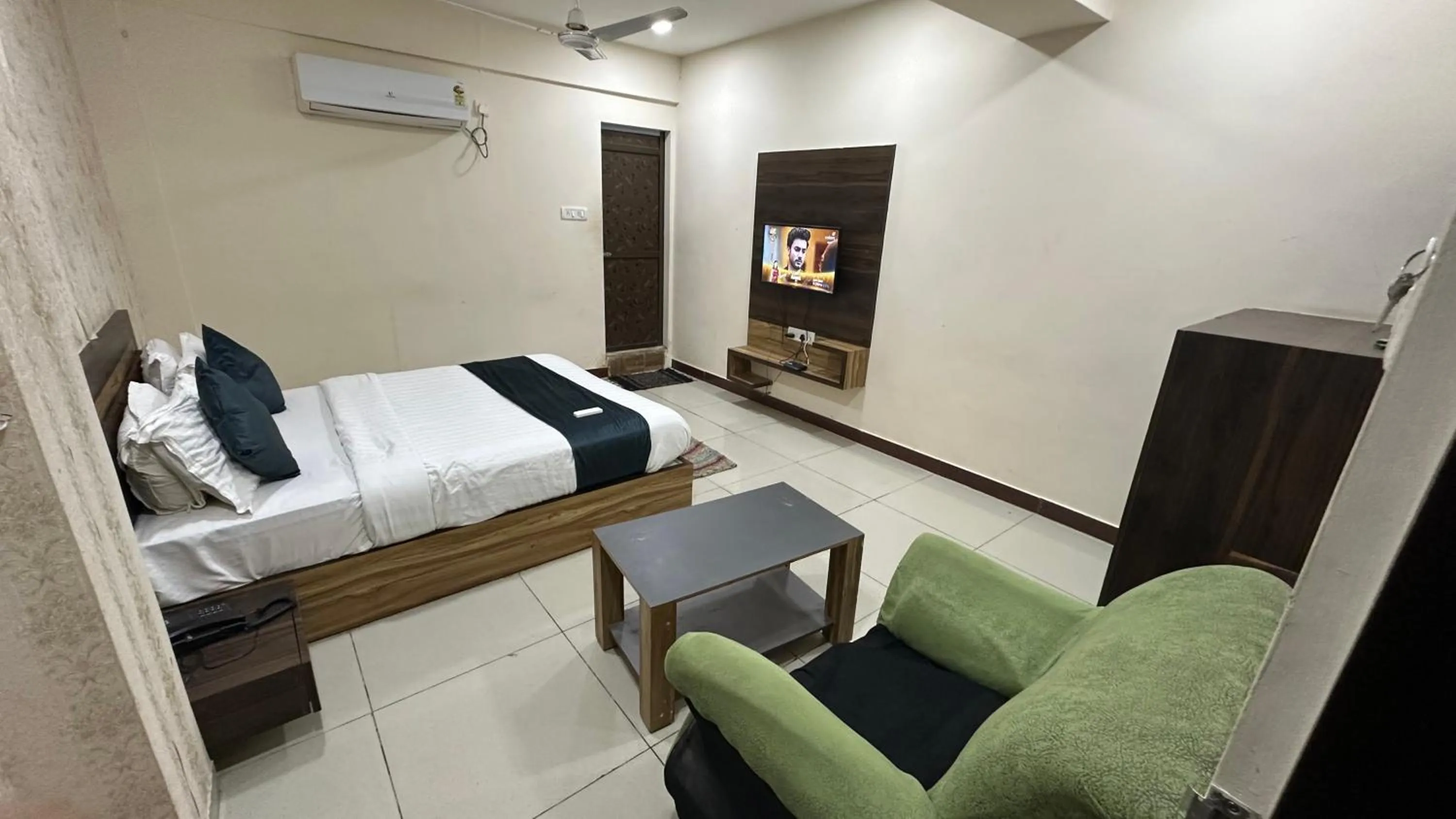 Bedroom, Bed in Hotel New Shiv Kunj