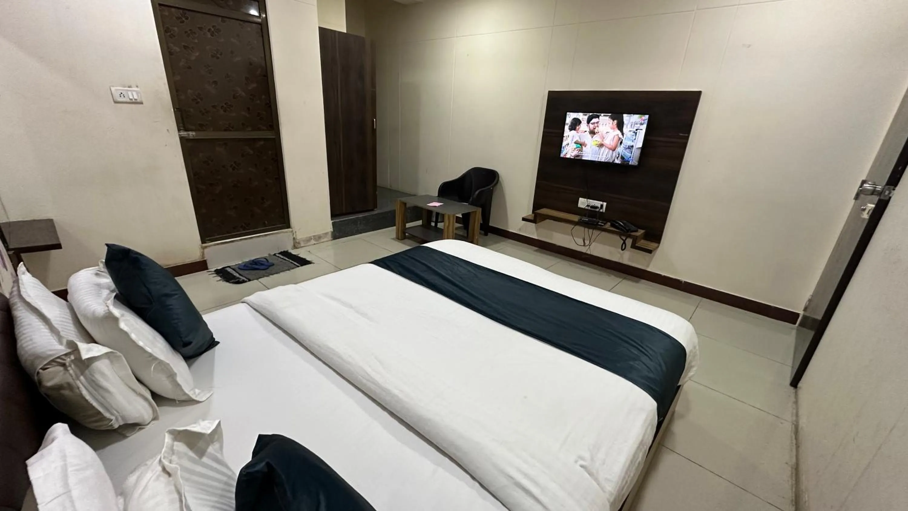 Communal lounge/ TV room, Bed in Hotel New Shiv Kunj