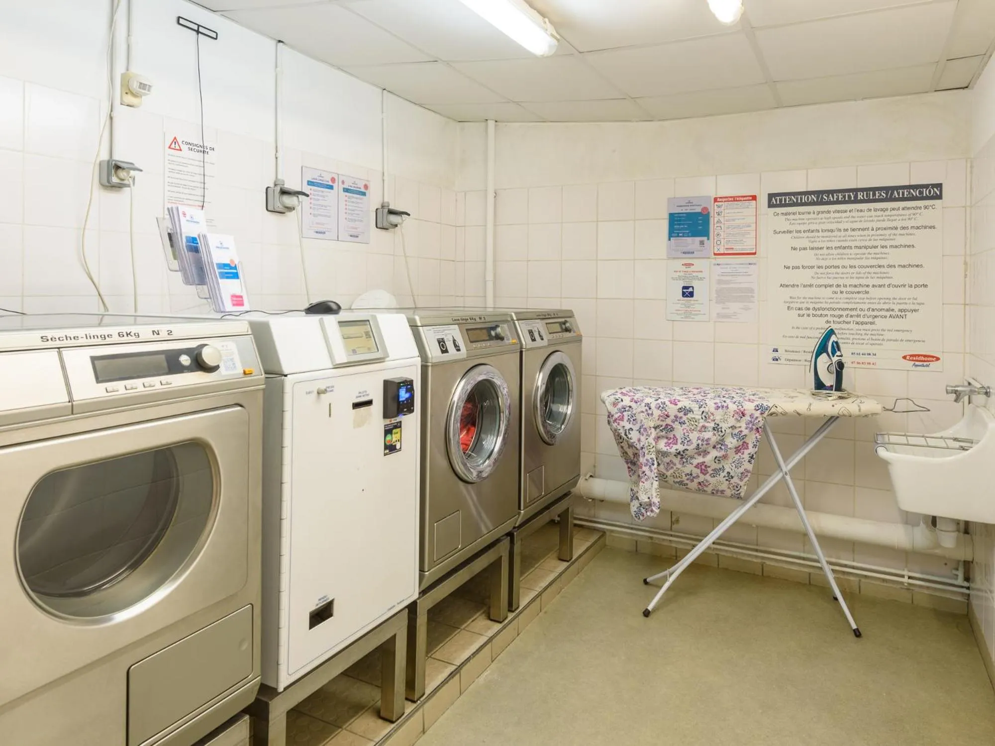 washing machine in Residhome Toulouse Occitania