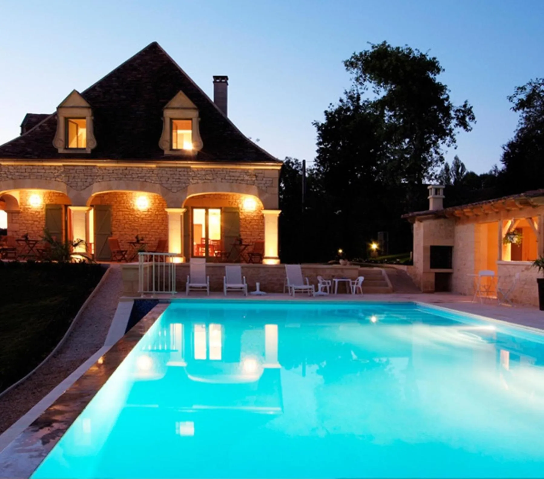 Swimming pool in Hôtel Bon Encontre