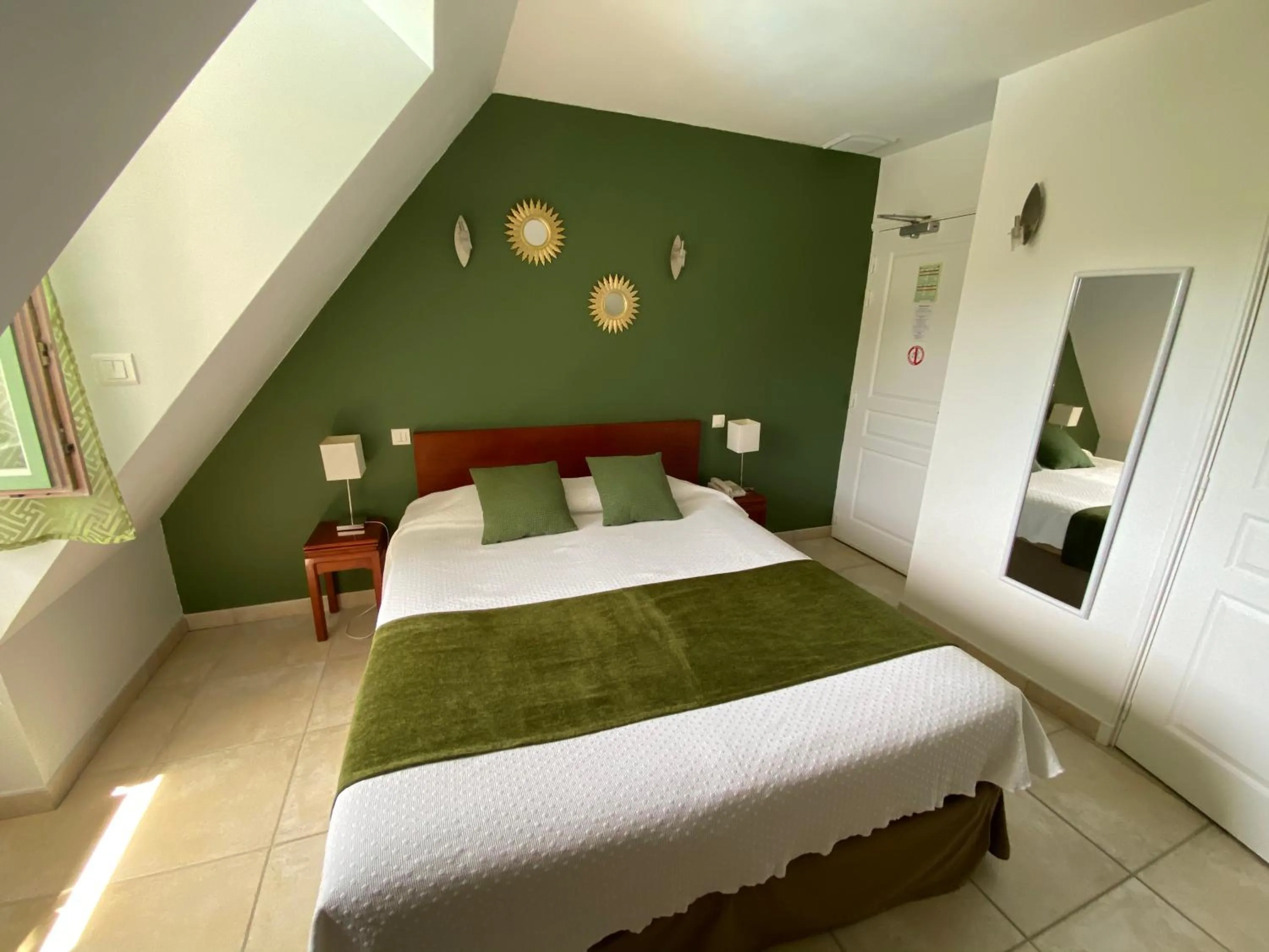 Pool view, Bed in Hôtel Bon Encontre