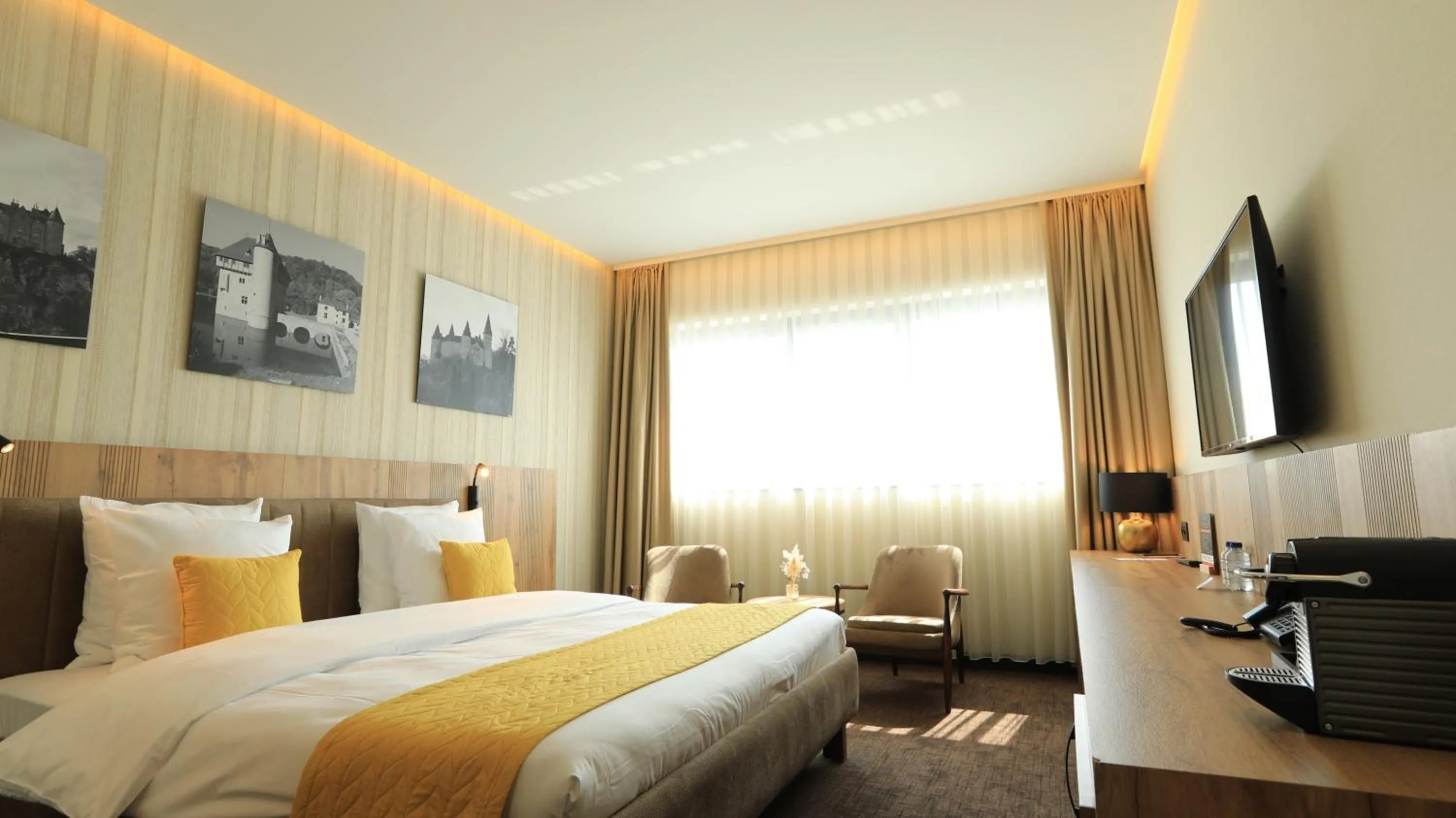 Photo of the whole room, Bed in Hotel Le 830 Namur