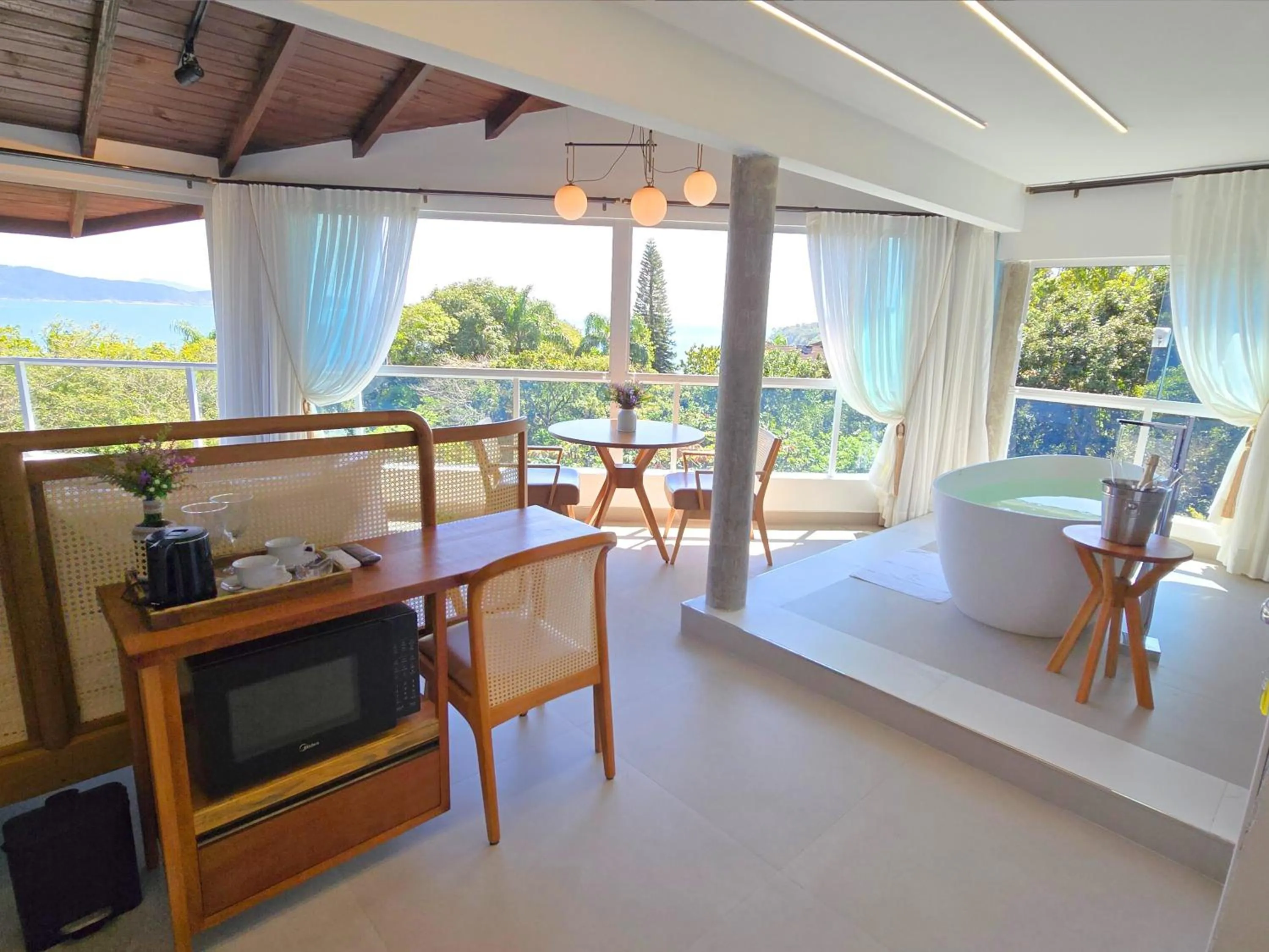 Day in Refúgio da Lagoinha - Centro de Bombinhas