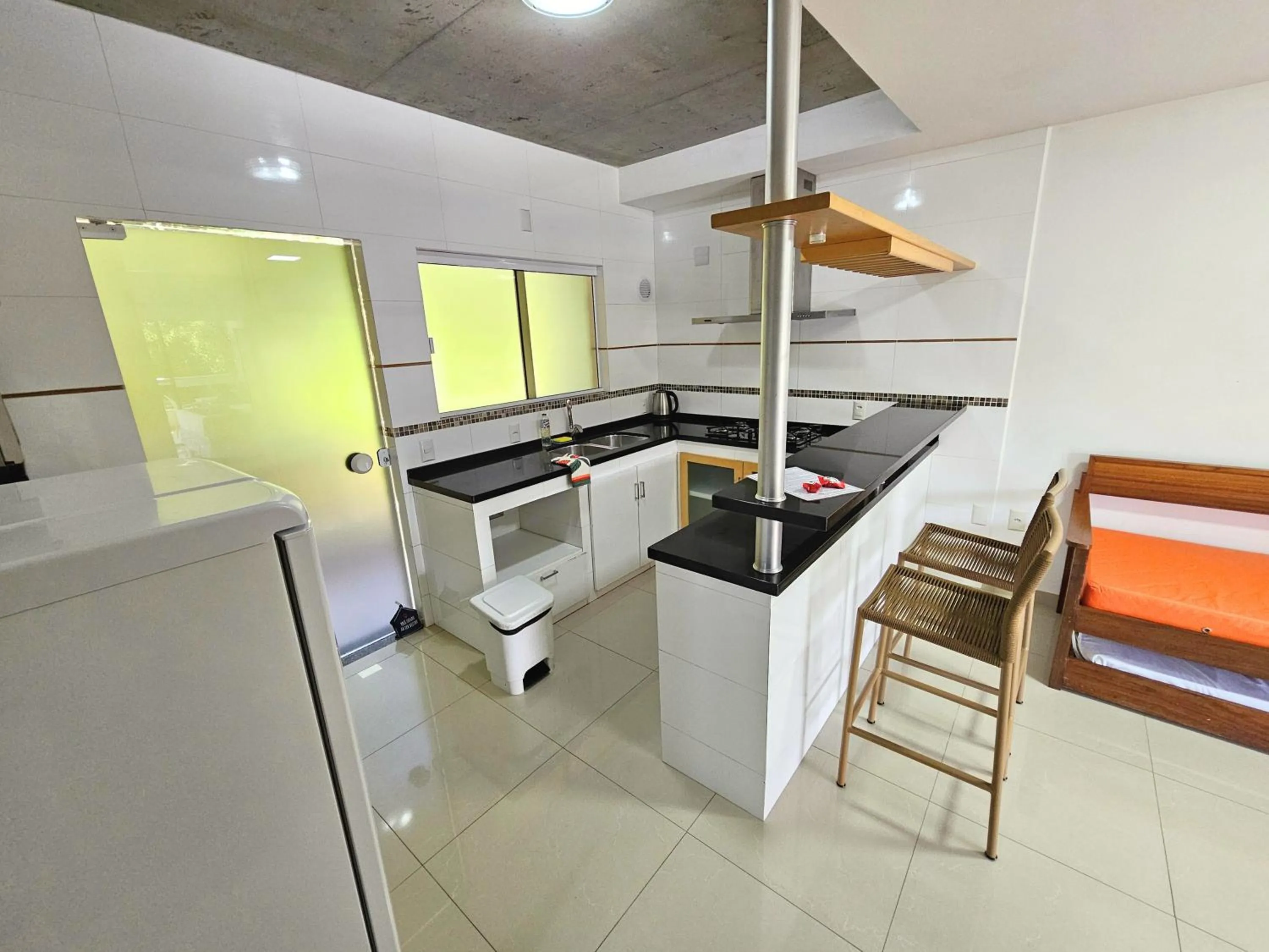 Kitchen or kitchenette in Refúgio da Lagoinha - Centro de Bombinhas