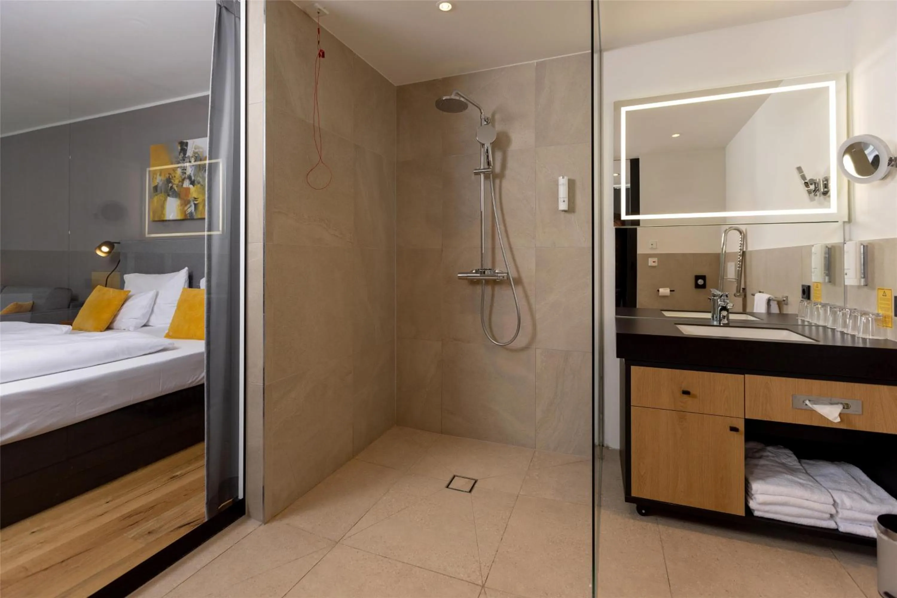 Bathroom, Bed in Best Western Parkhotel Hagenberg