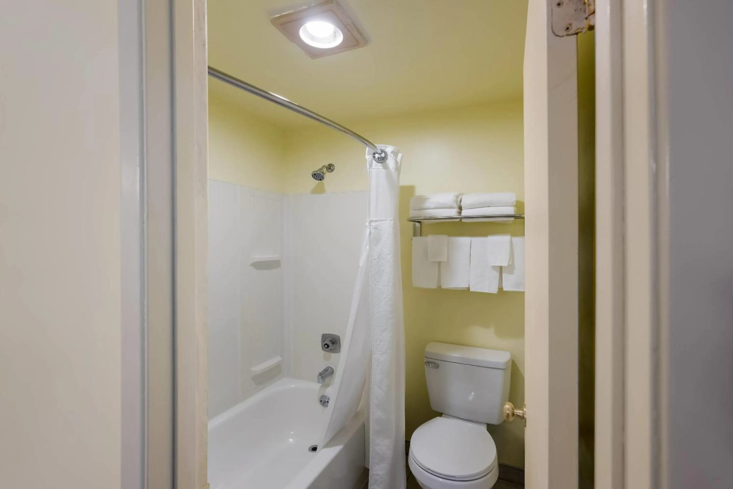 Bedroom in Quality Inn SeaTac Airport-Seattle