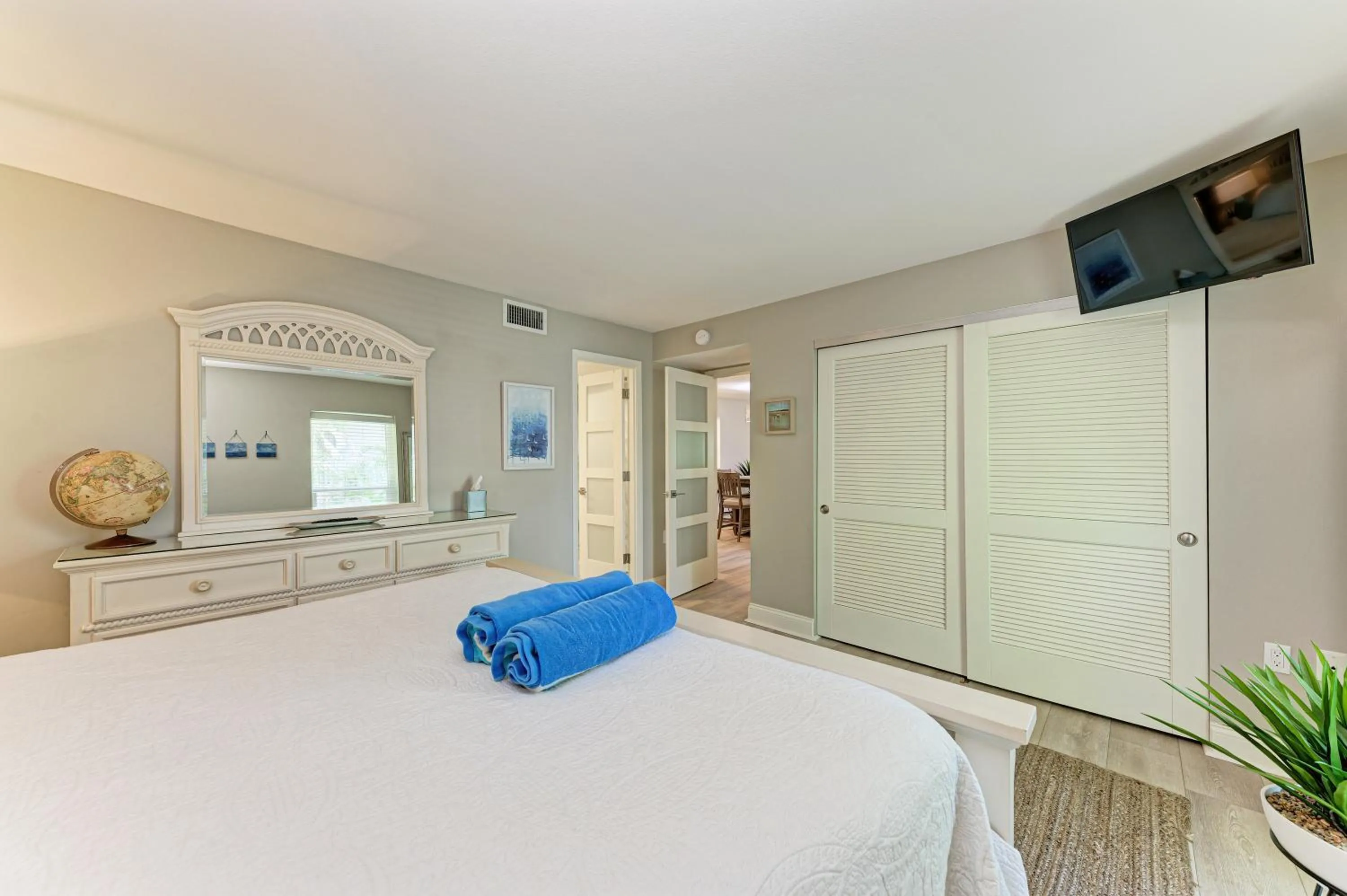 Bed in Sea Grape Inn 7 - BEACHFRONT Property
