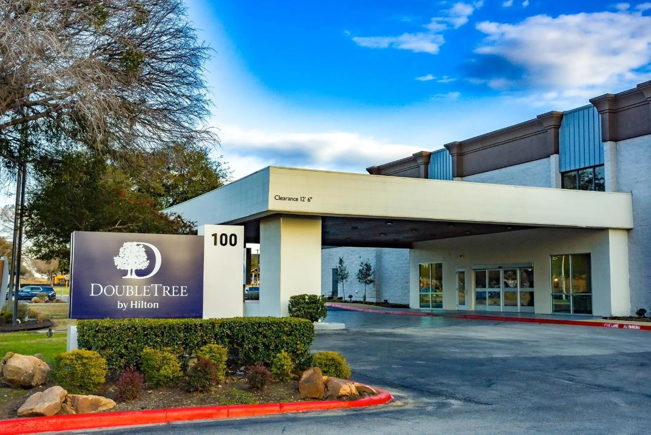 Property building in Doubletree By Hilton Fort Worth South