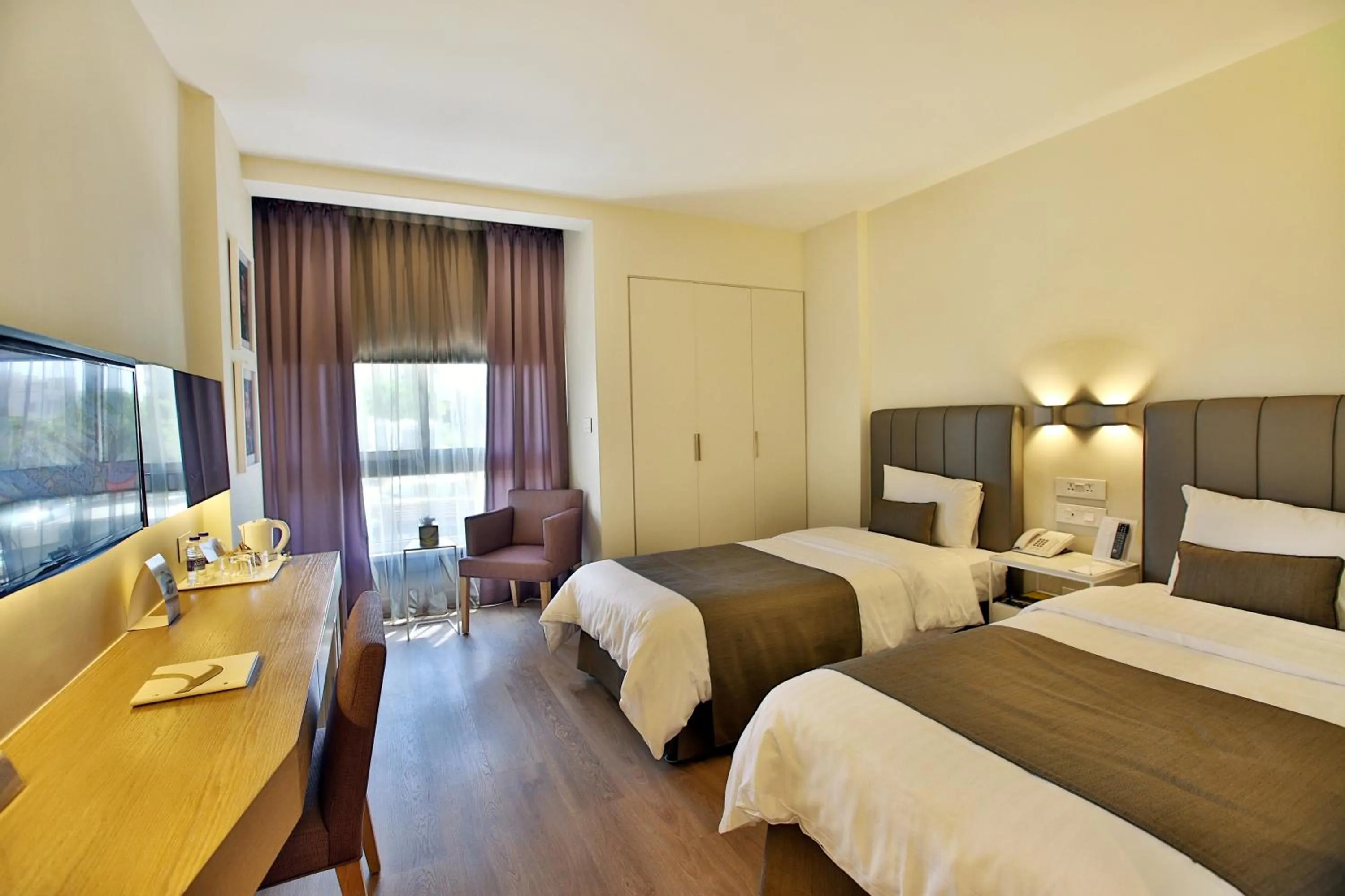 Photo of the whole room, Bed in AlQasr Metropole Hotel