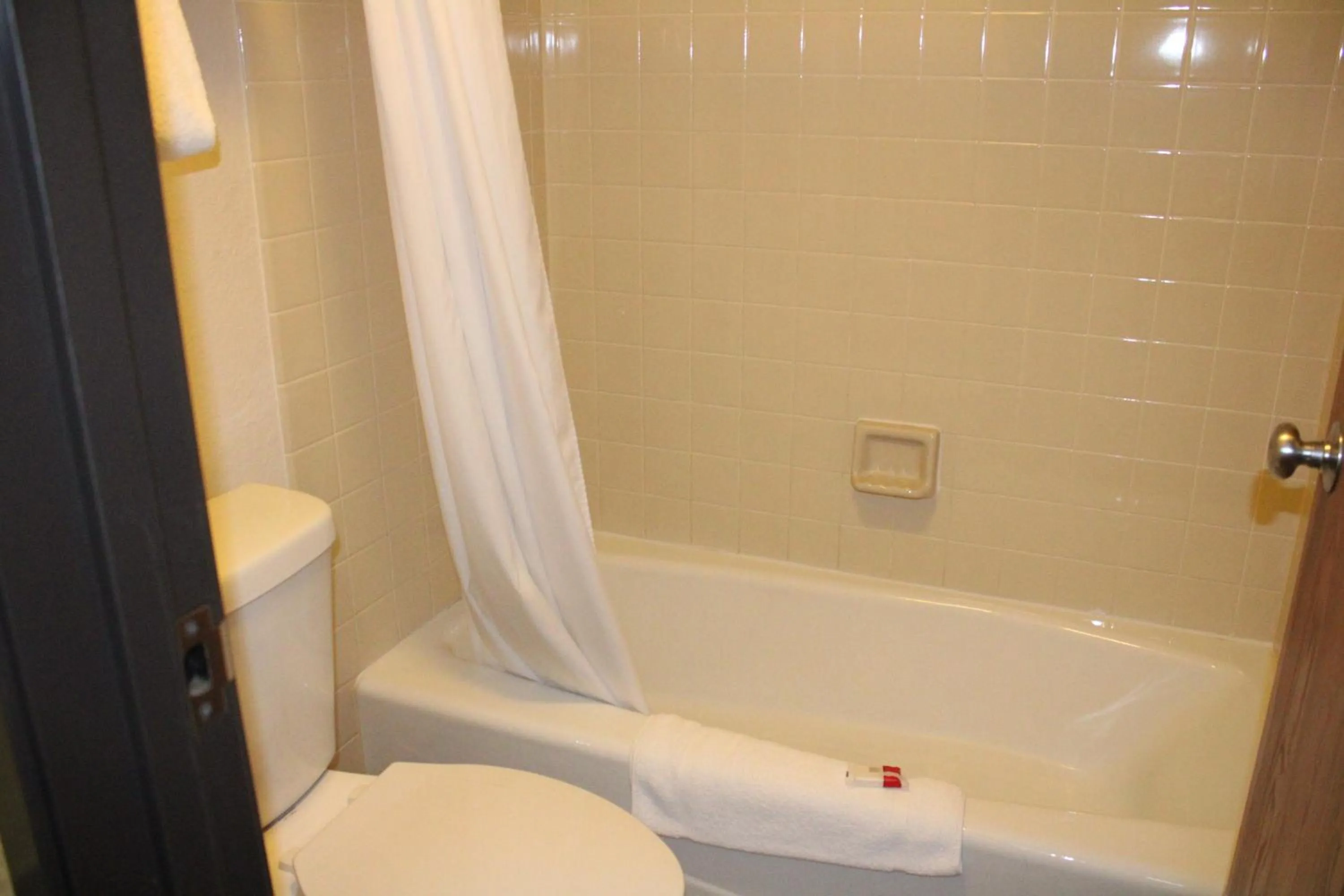 Shower in The Oasis Hotel & Bar