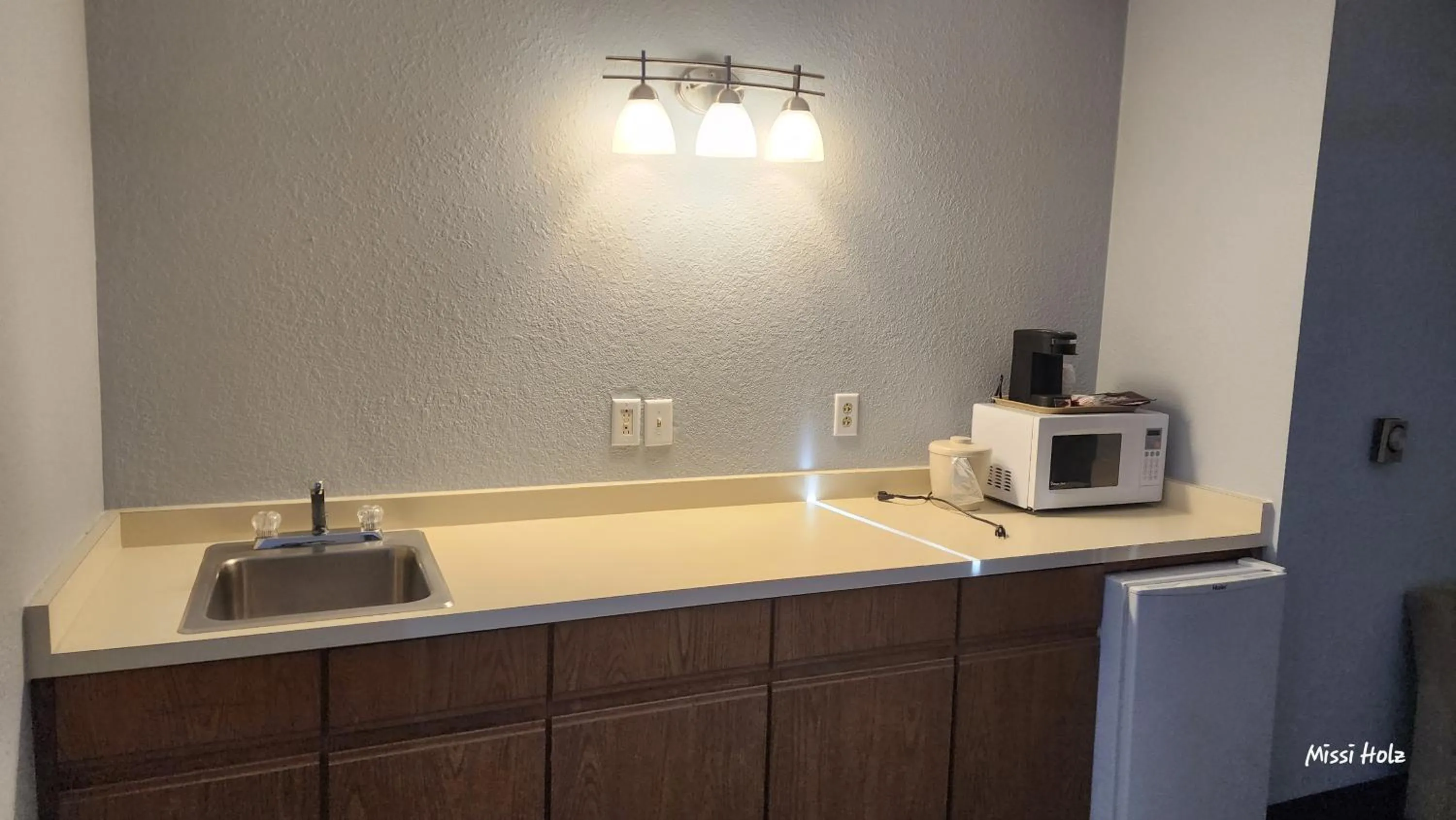 Kitchen or kitchenette in The Oasis Hotel & Bar