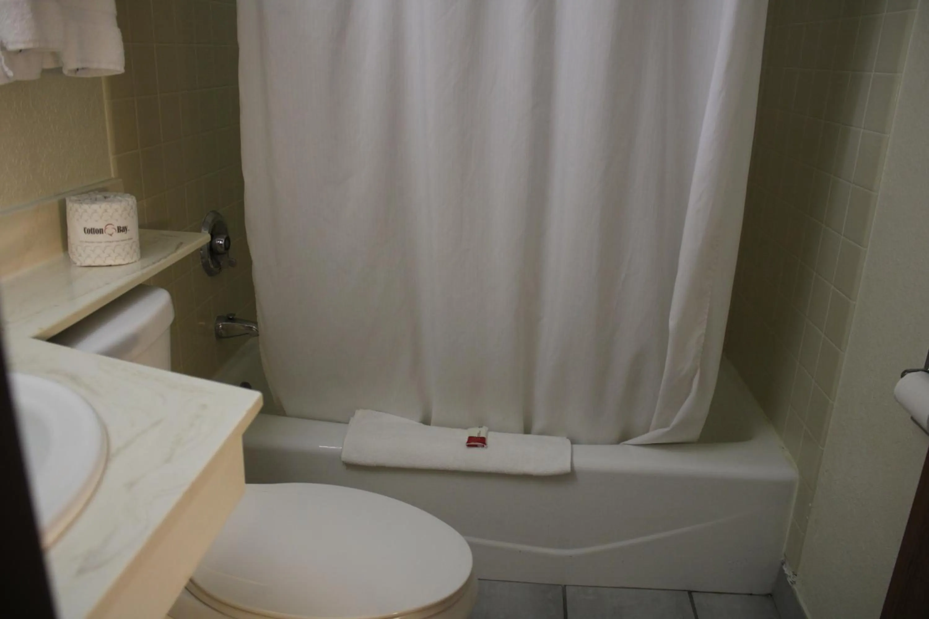 Shower in The Oasis Hotel & Bar