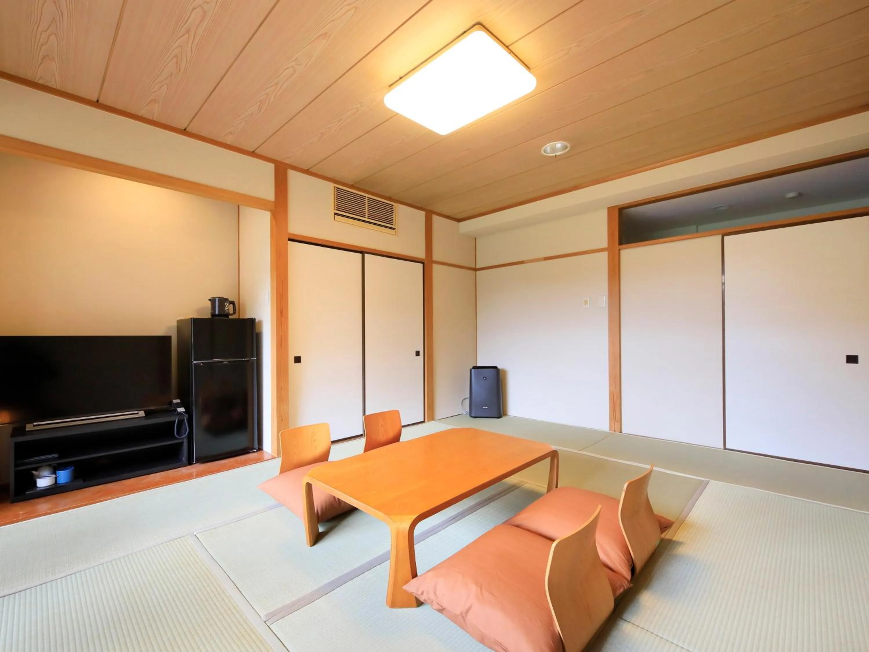 Photo of the whole room, Bed in Hot Spring Inn Hakone Suisen
