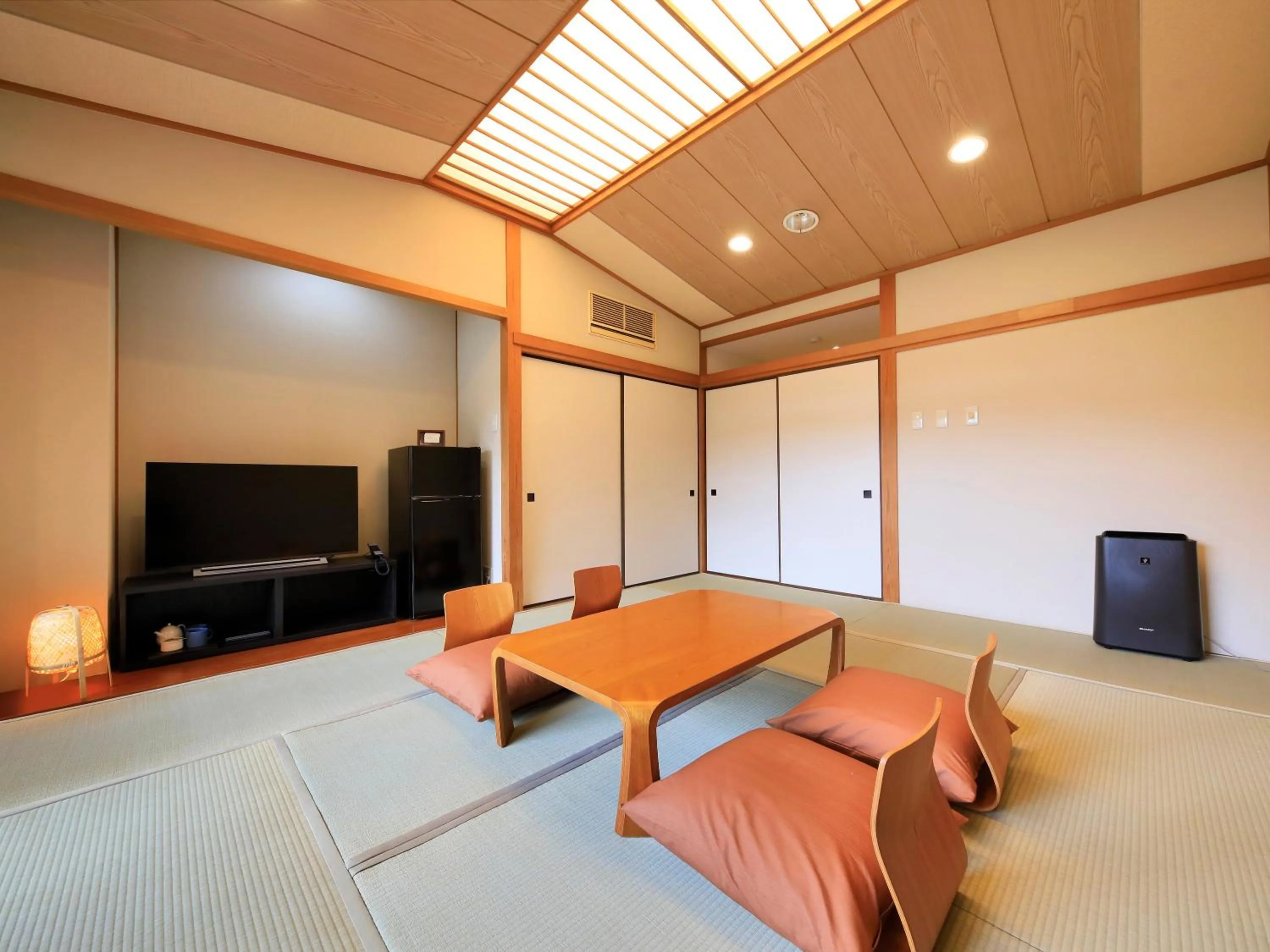 Photo of the whole room, Bed in Hot Spring Inn Hakone Suisen