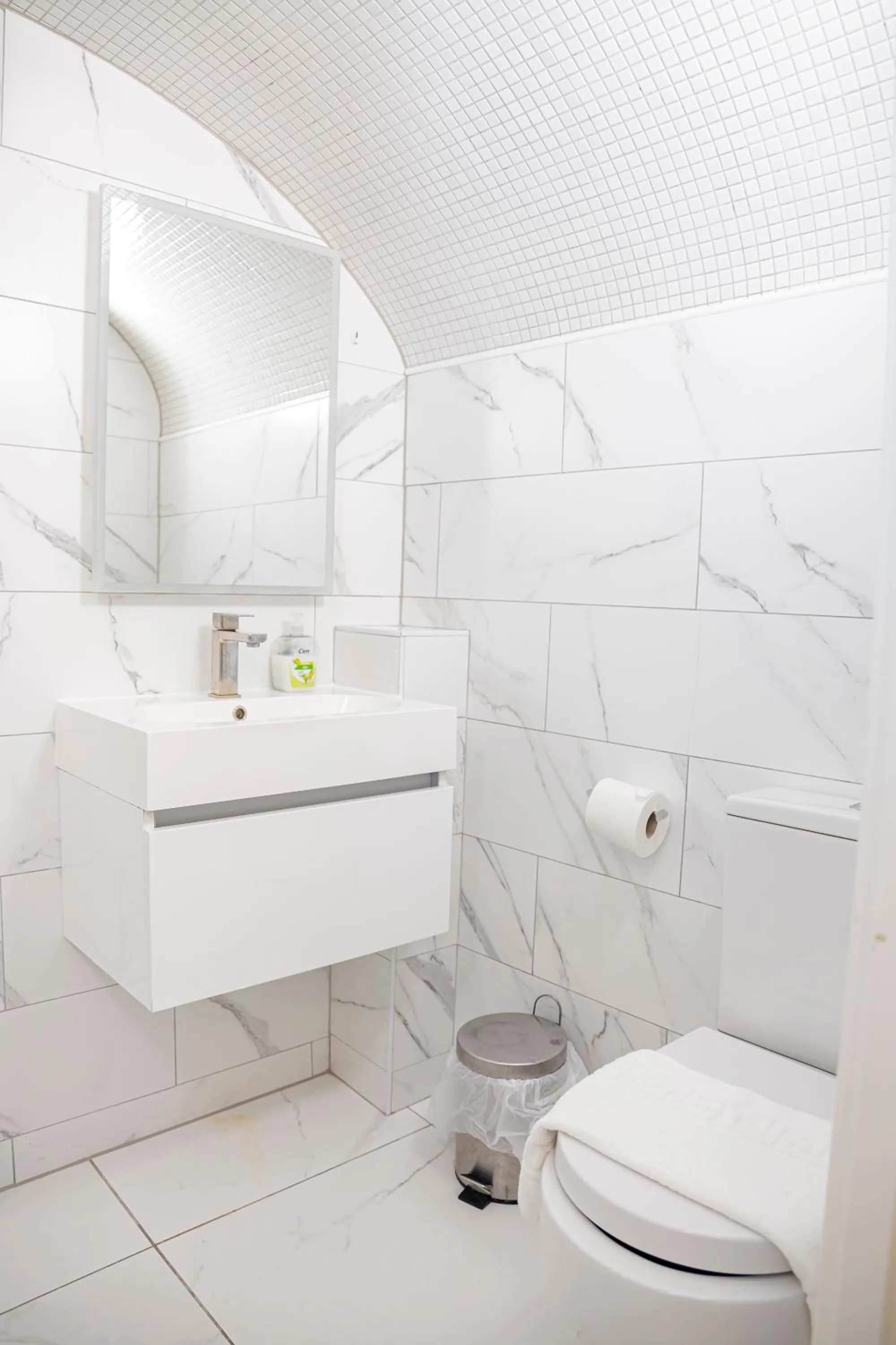Bathroom in FLASH SALE Kemptown 2 Bedroom Flat BN224EAT02