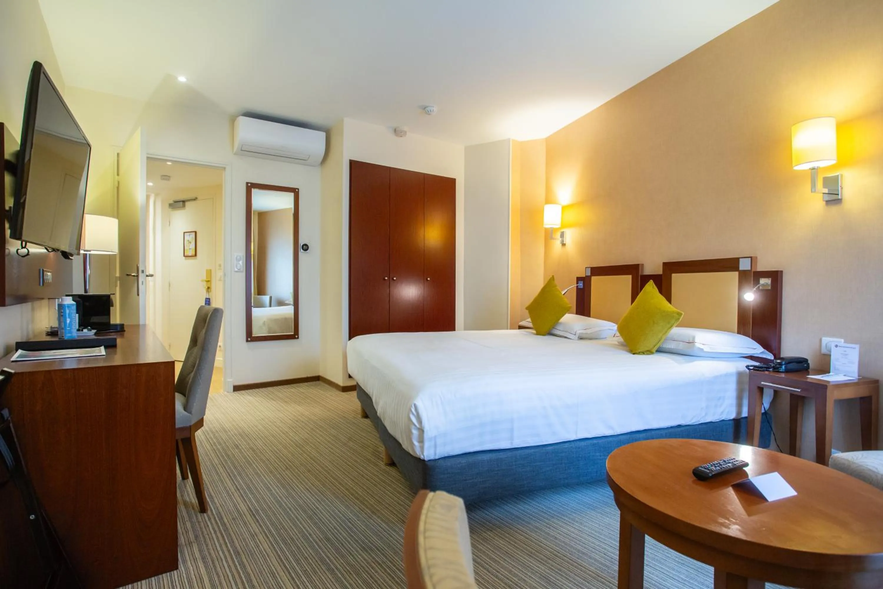 Photo of the whole room, Bed in Best Western Plus Hôtel D'Angleterre - Centre historique