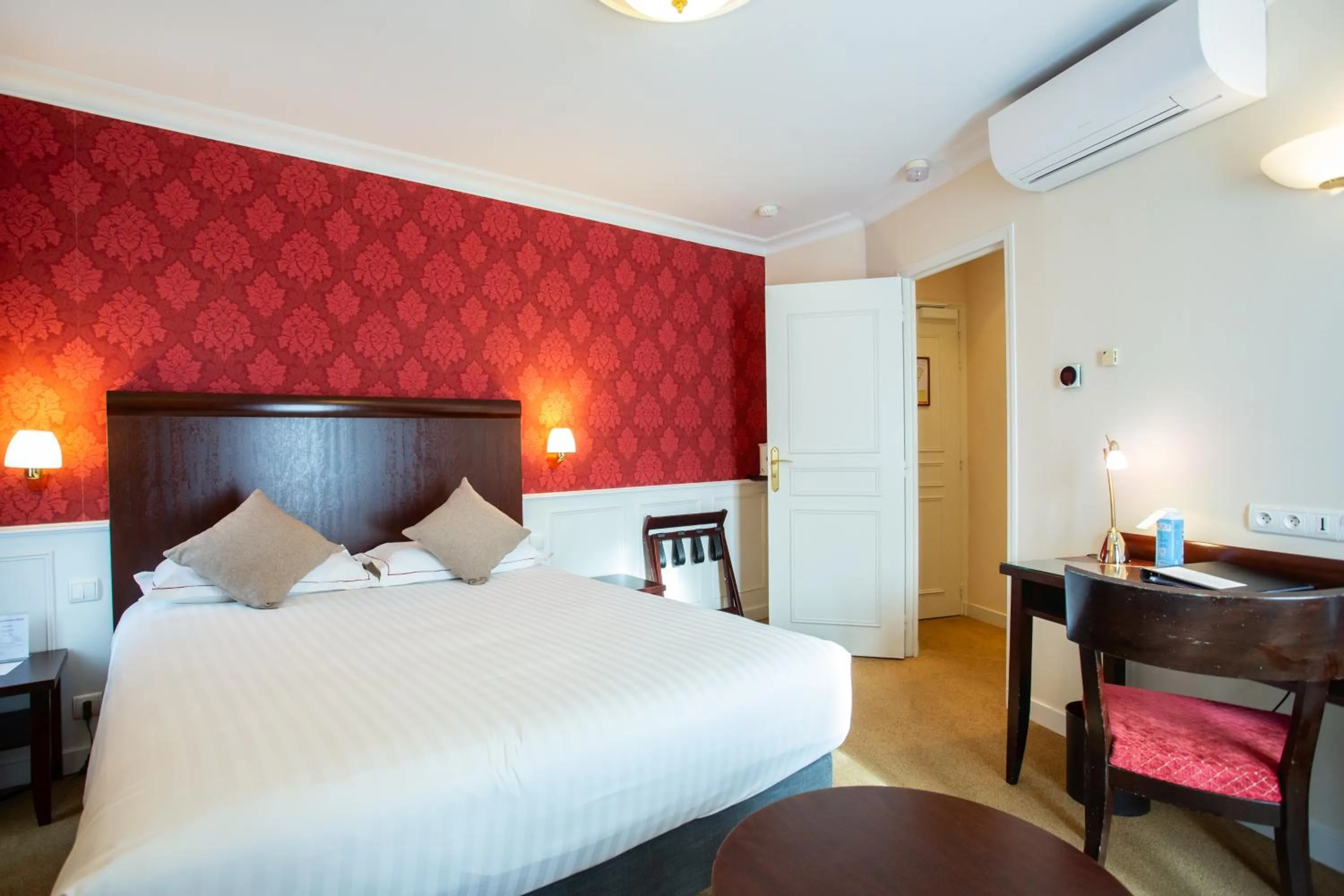 Photo of the whole room, Bed in Best Western Plus Hôtel D'Angleterre - Centre historique