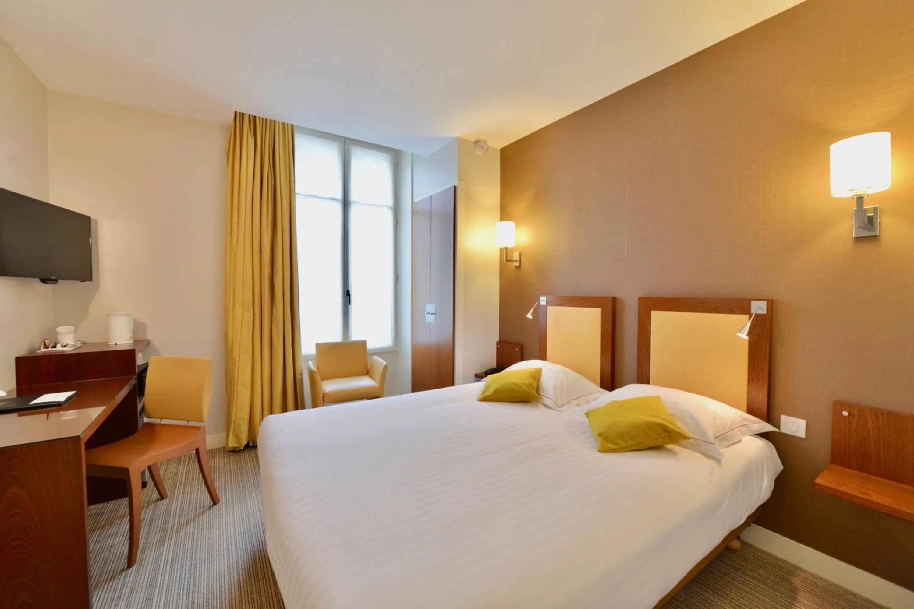 Photo of the whole room, Bed in Best Western Plus Hôtel D'Angleterre - Centre historique