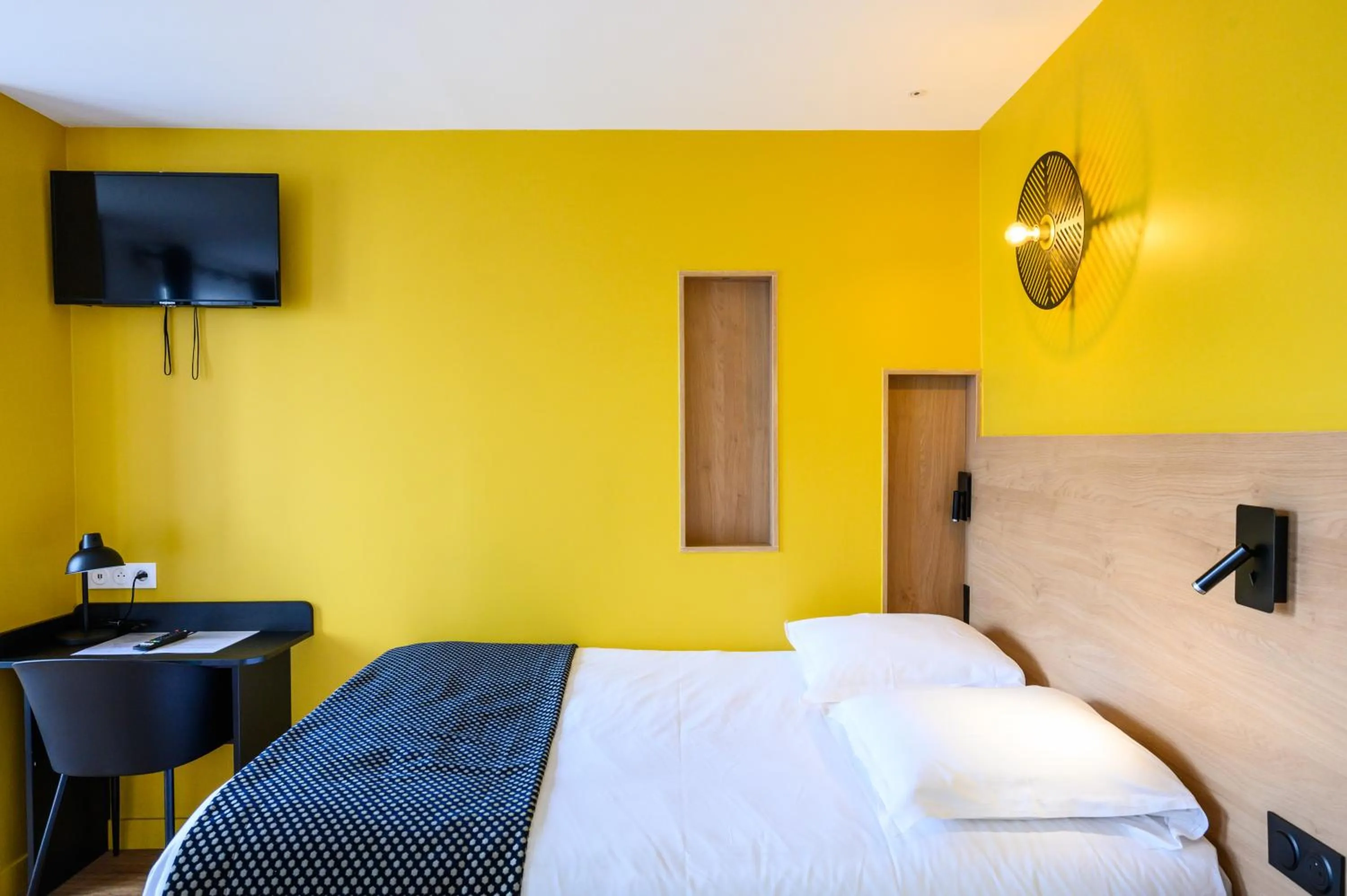 Bed in Hôtel D'Alsace