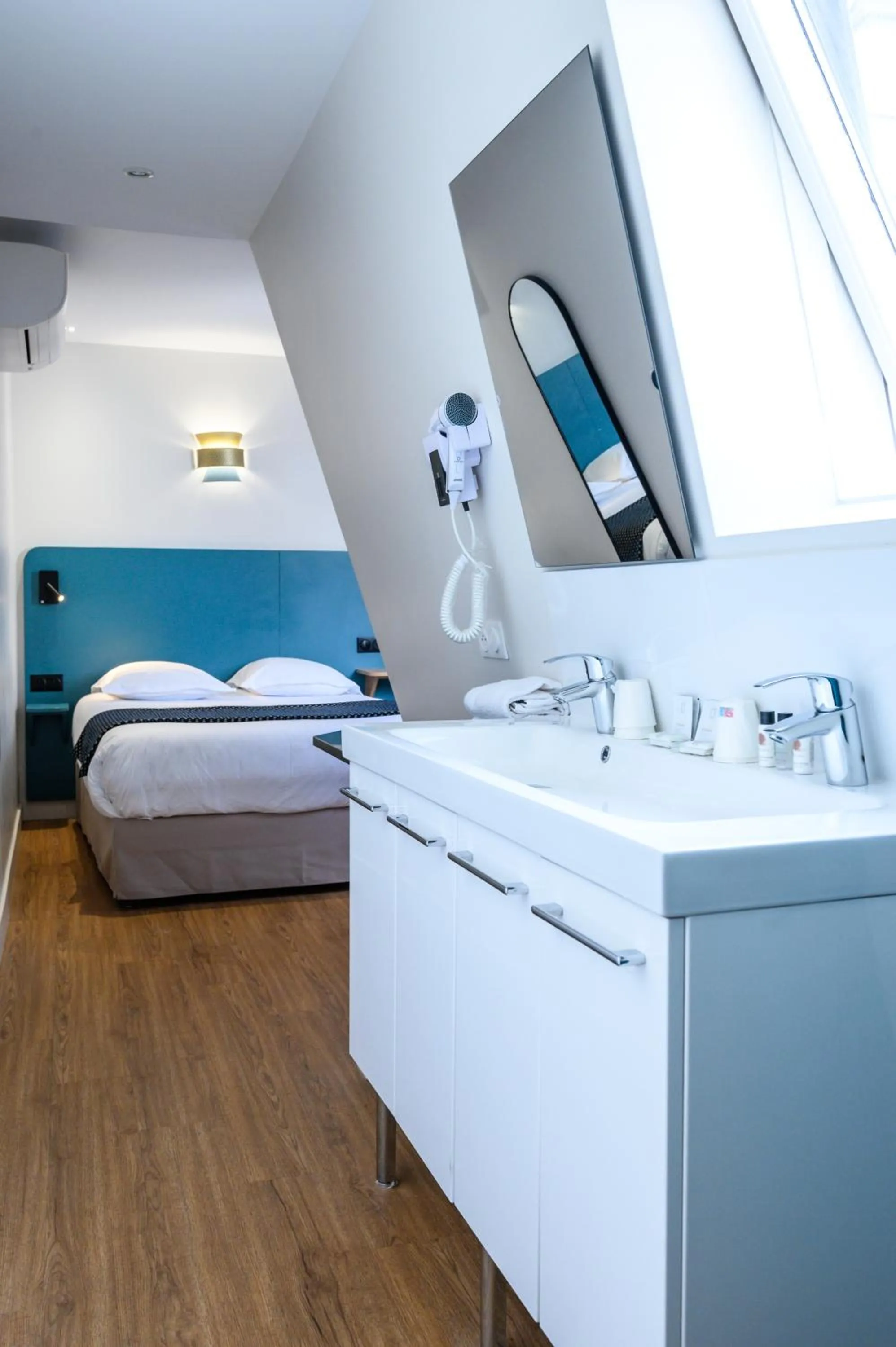 Bedroom, Bed in Hôtel D'Alsace