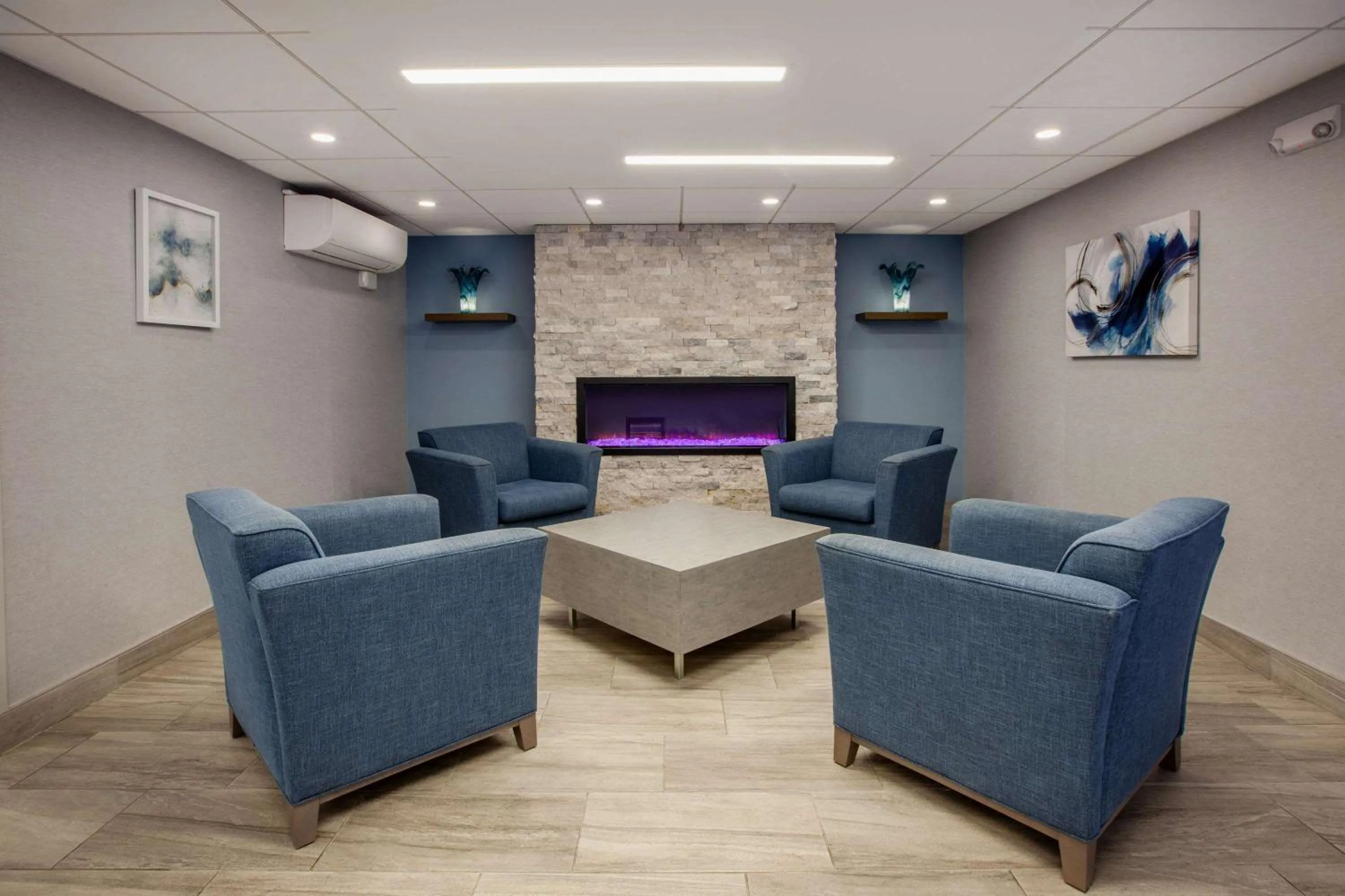 Seating area in Wingate by Wyndham Detroit Metro Airport