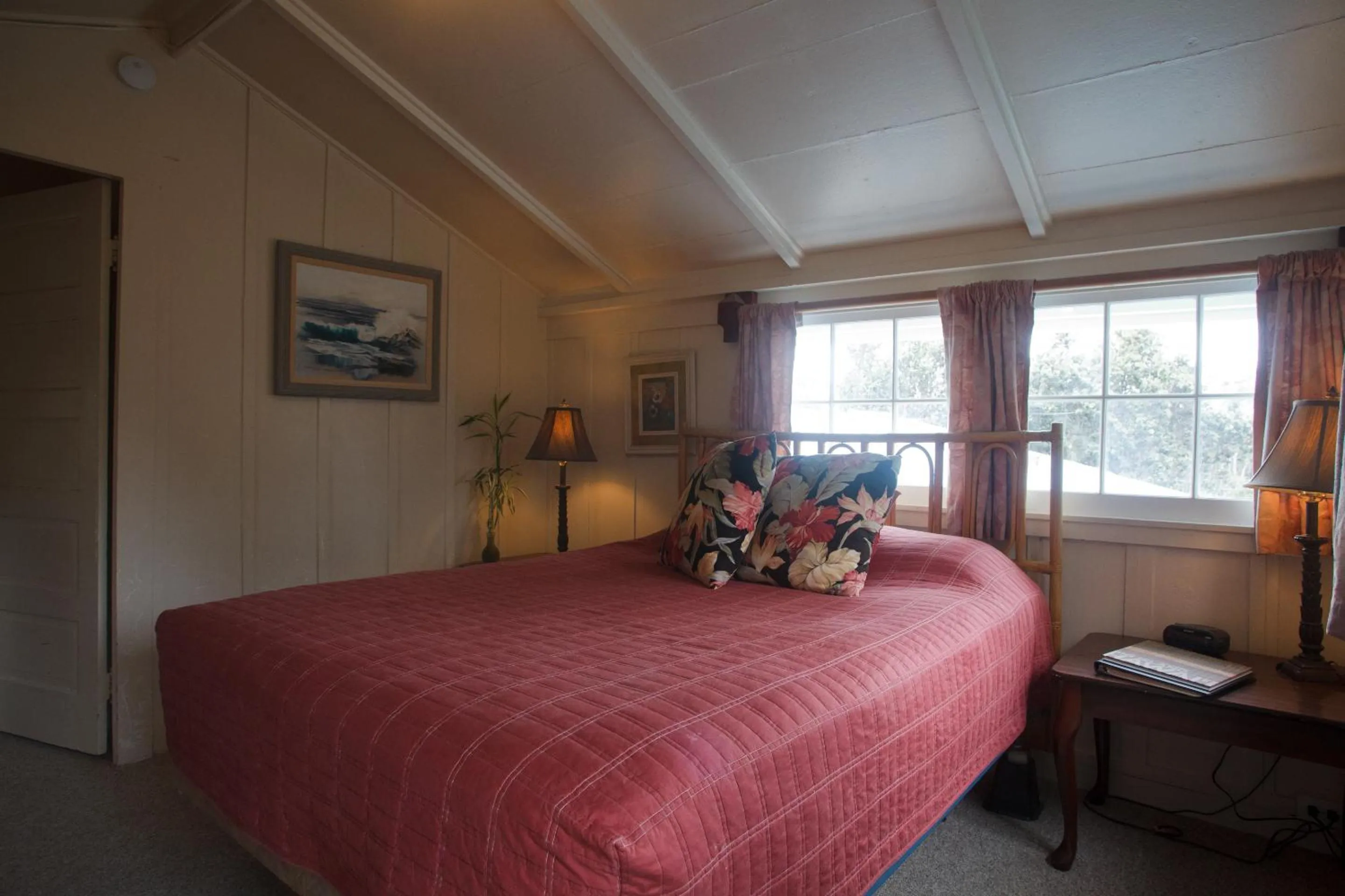 Bedroom, Bed in Volcano Hale