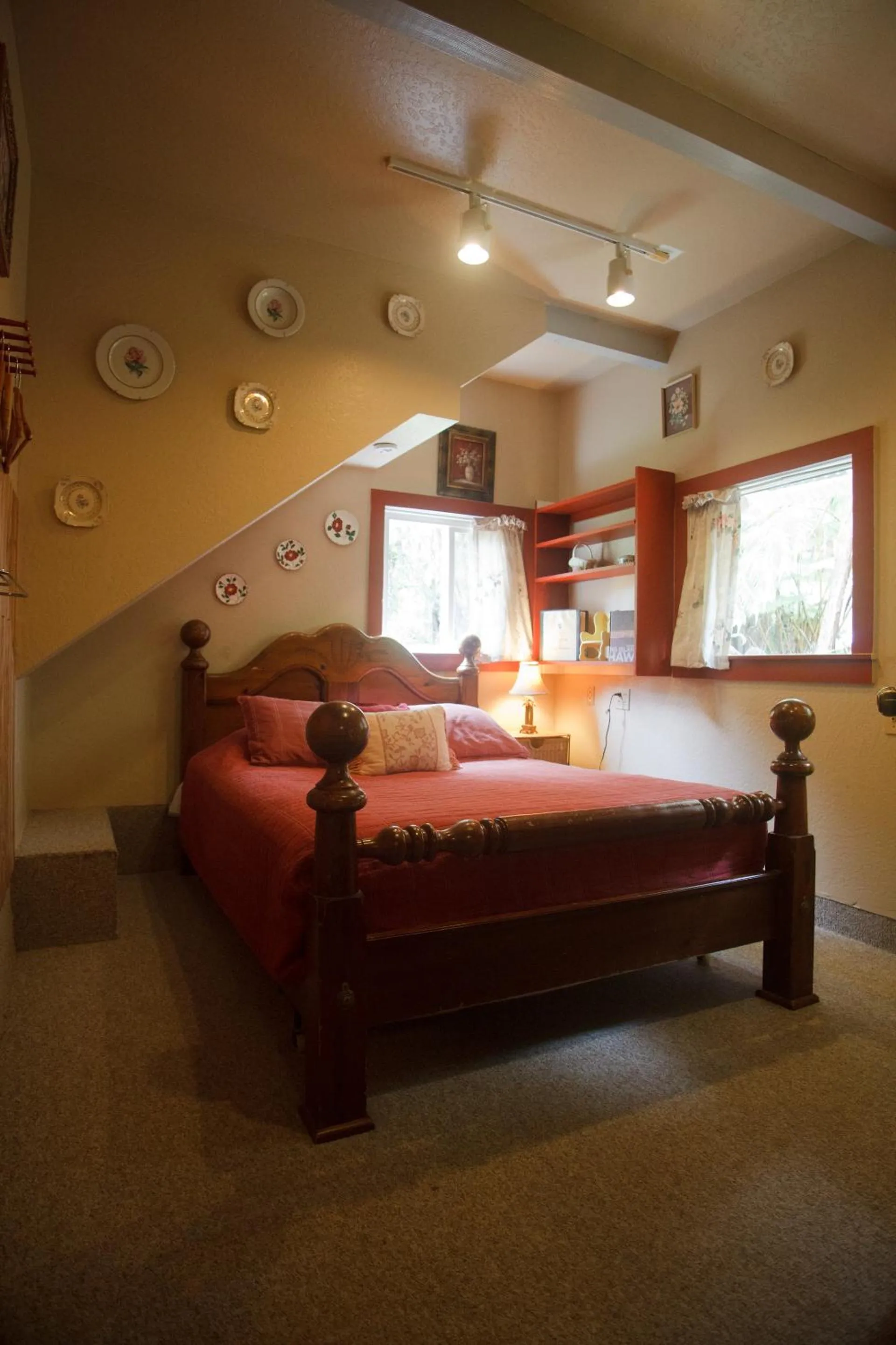 Bedroom, Bed in Volcano Hale