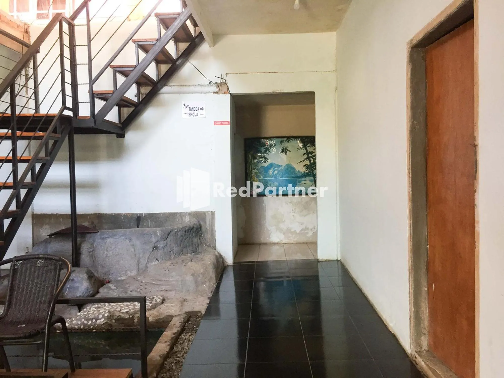 Seating area in Wisma Andini Palopo RedPartner