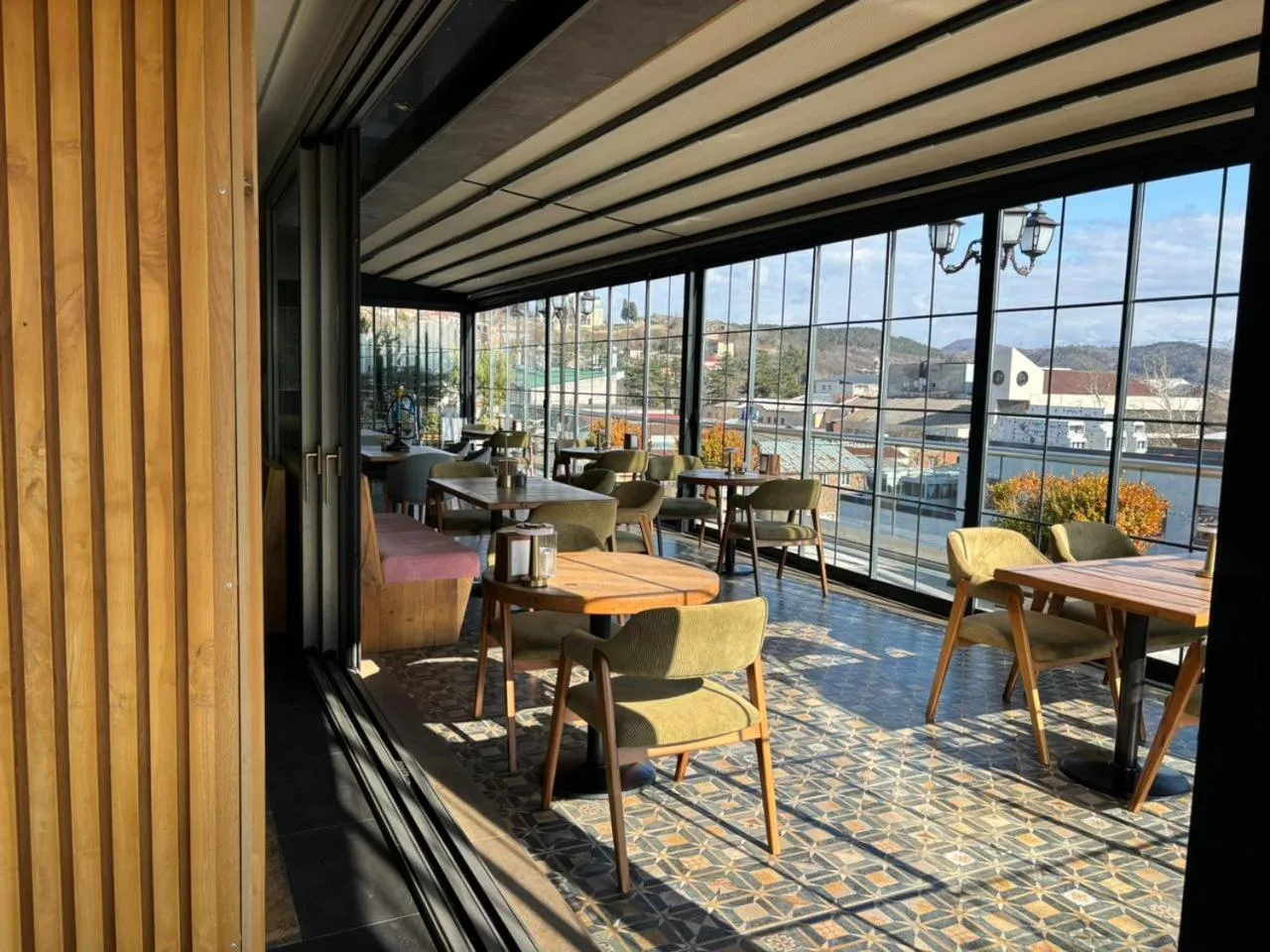 Restaurant/places to eat in Grand Opera Hotel