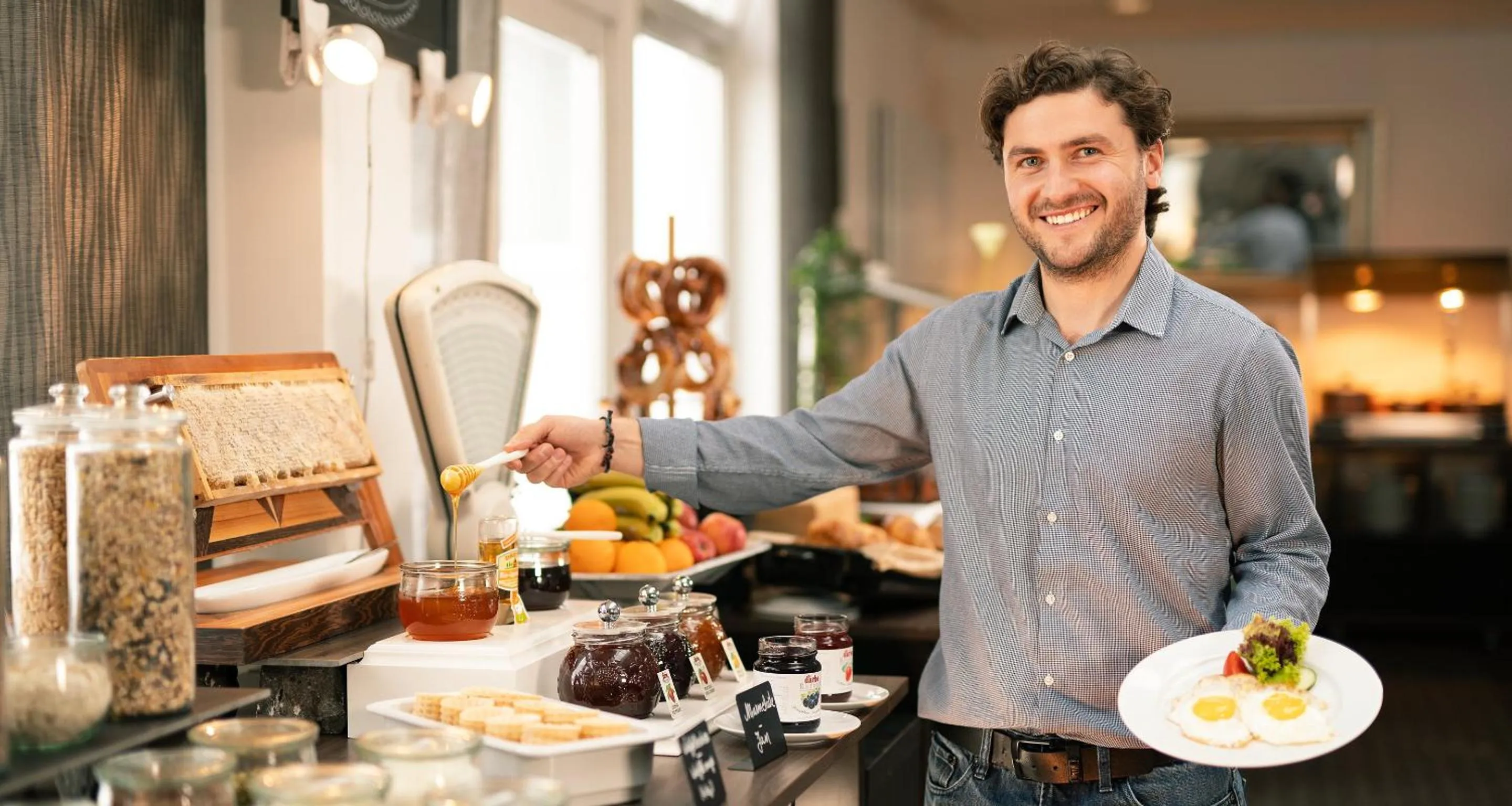 Buffet breakfast in Victor's Residenz-Hotel München