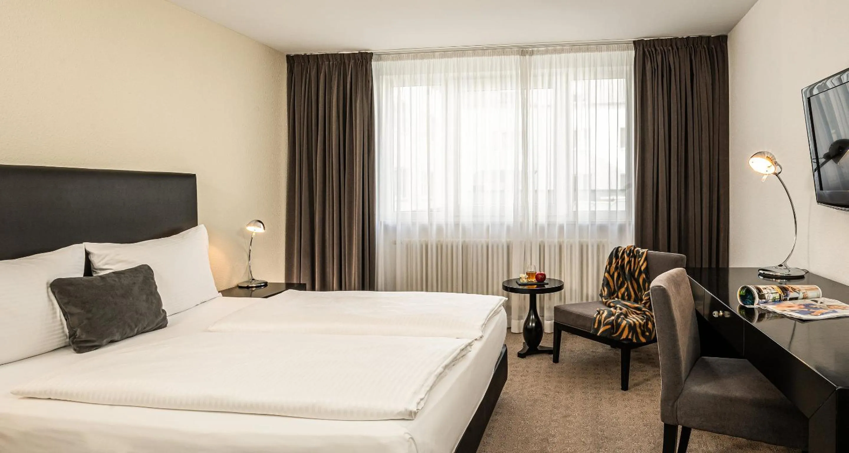 Photo of the whole room, Bed in Victor's Residenz-Hotel München