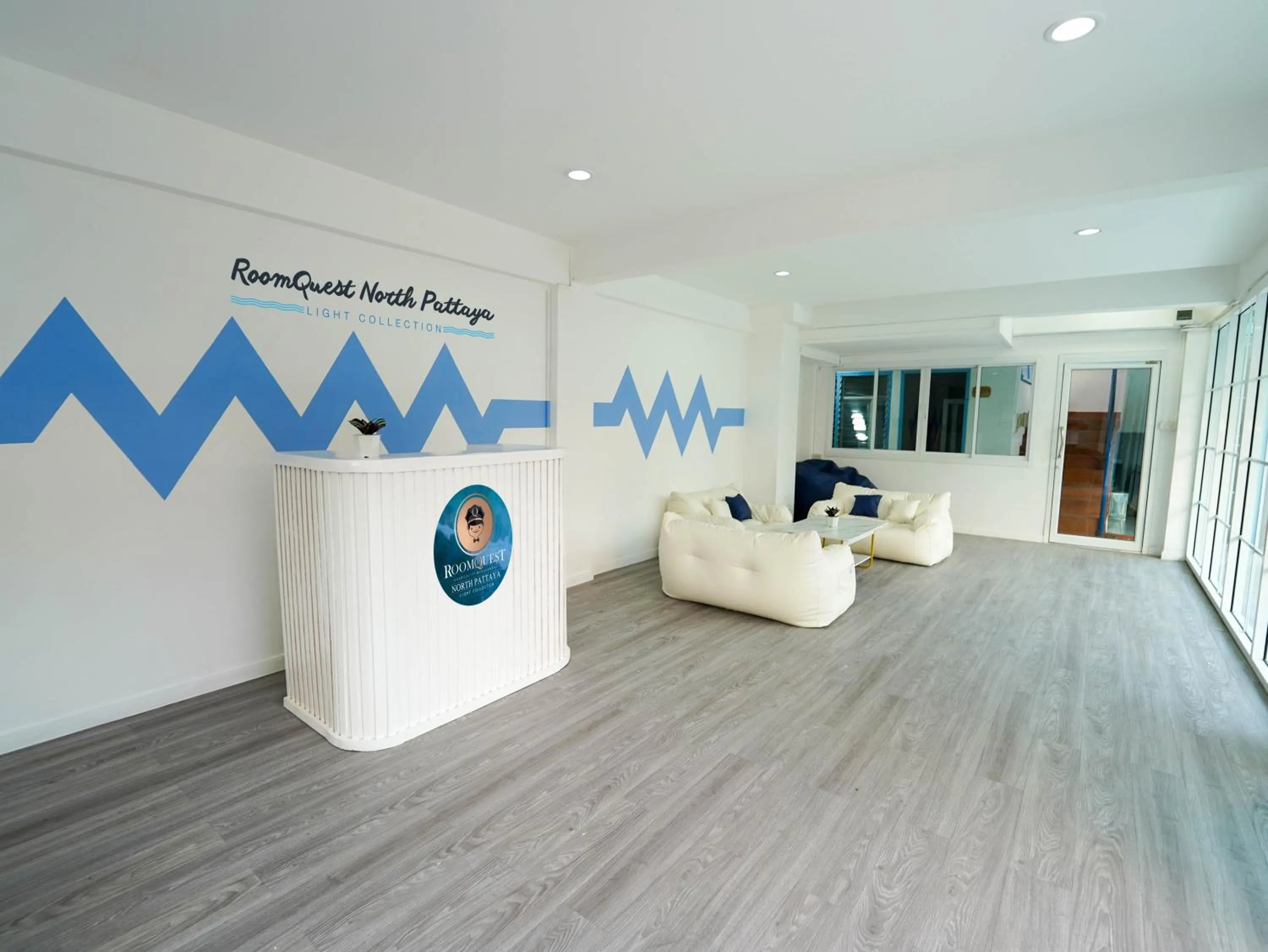 Living room in RoomQuest North Pattaya Light Collection