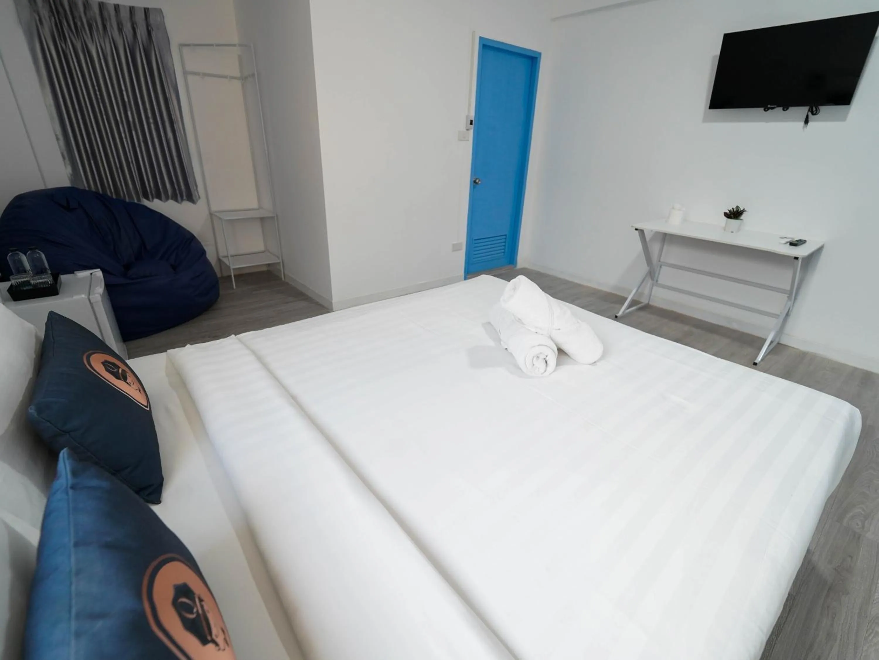 Bed in RoomQuest North Pattaya Light Collection